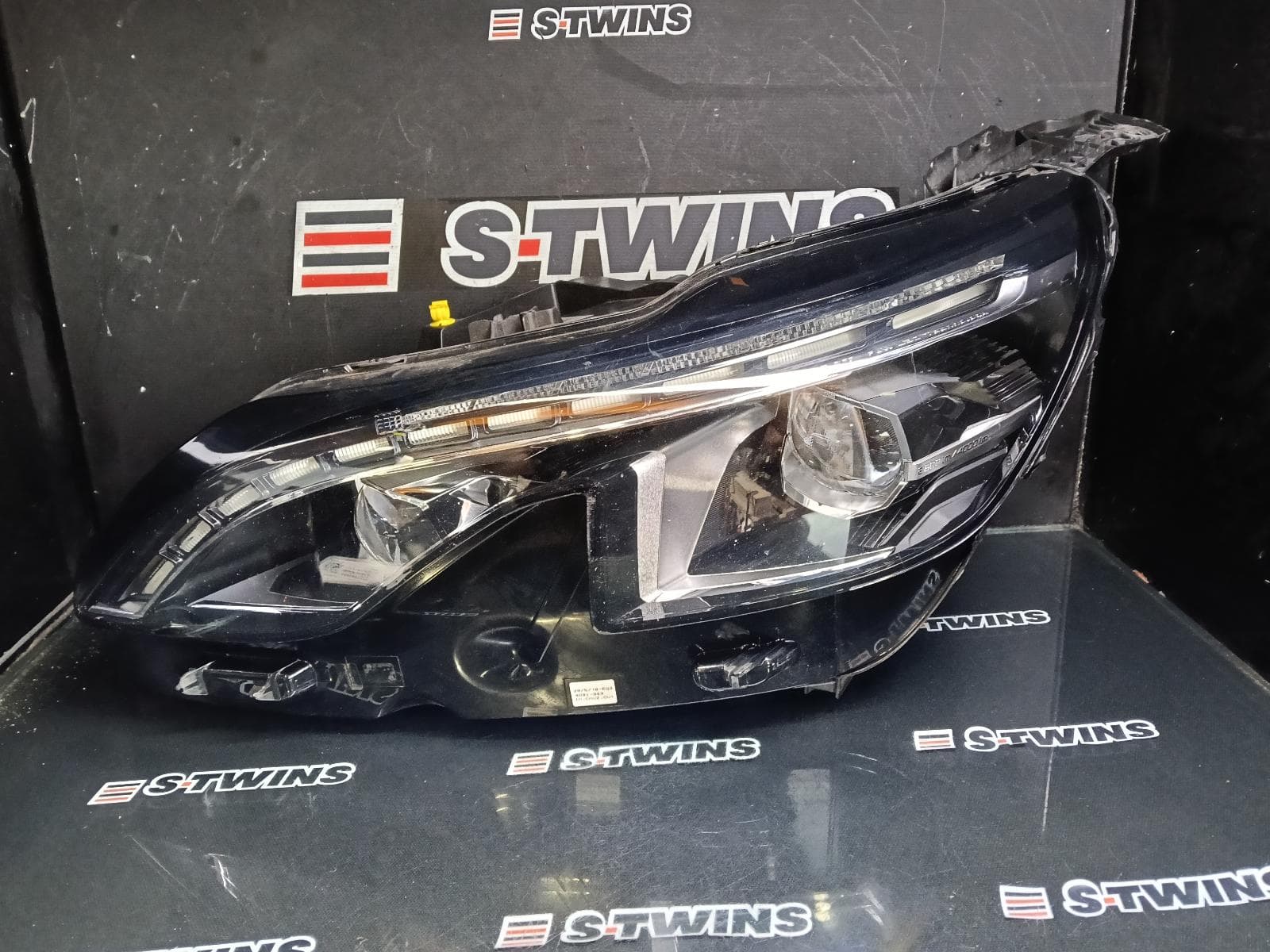 Used auto part listing image: 2018 PEUGEOT 3008 LEFT HEADLAMP P84, LED TYPE, 10/16-10/20 0000401910