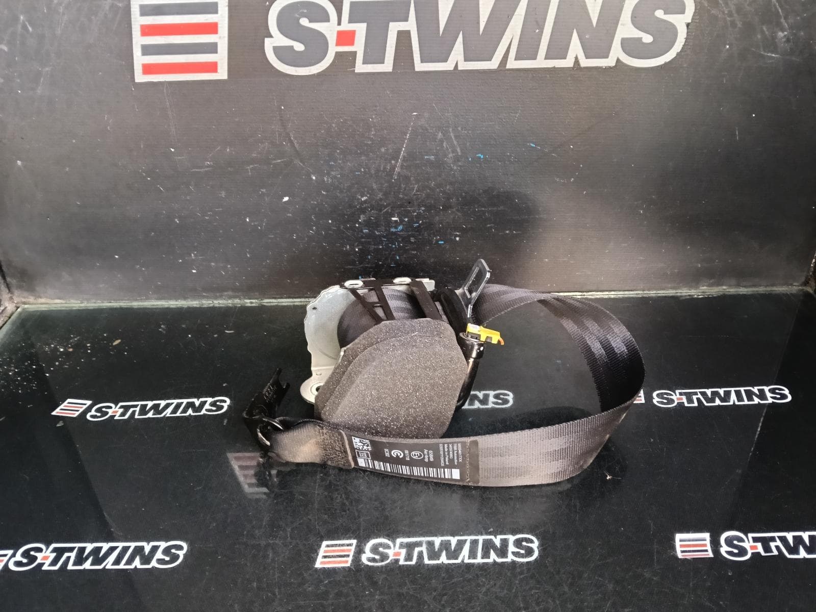 Used auto part listing image: 2018 PEUGEOT 3008 SEAT BELT STALK LH REAR, SEAT BELT ONLY, P84, 10/16- 0000402051