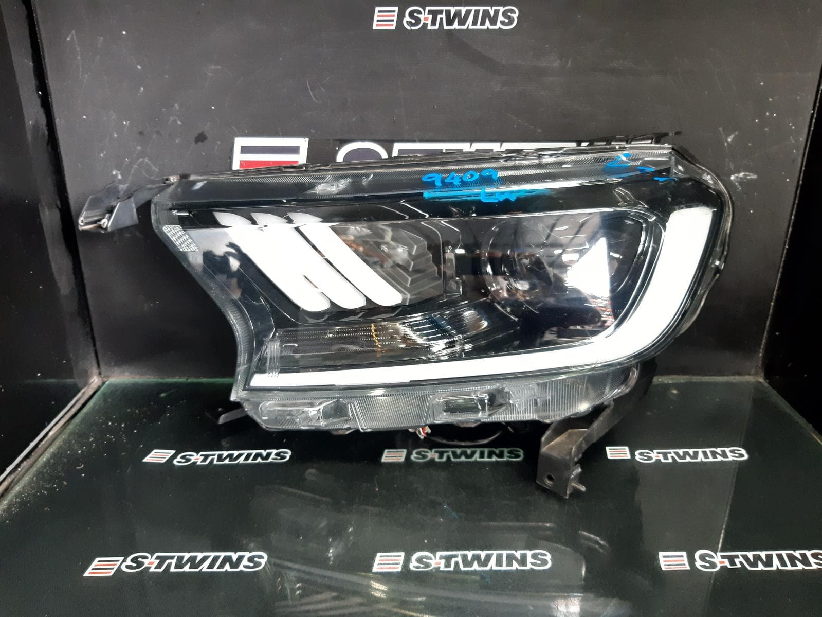 Used auto part listing image: 2016 FORD RANGER LEFT HEADLAMP PX SERIES 2, XLT/WILDTRAK, PROJECTOR TYPE, 06/15-06/18 0000355634