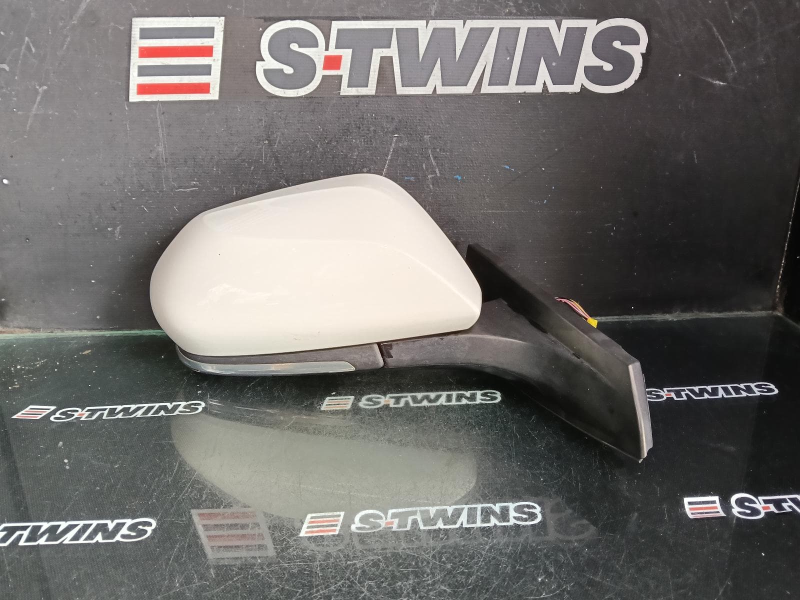 Used auto part listing image: 2017 TOYOTA C-HR RIGHT DOOR MIRROR GEN 1, POWER FOLD, W/ PUDDLE LIGHT, COLOUR CODED, 12/16- 09/19 0000390907