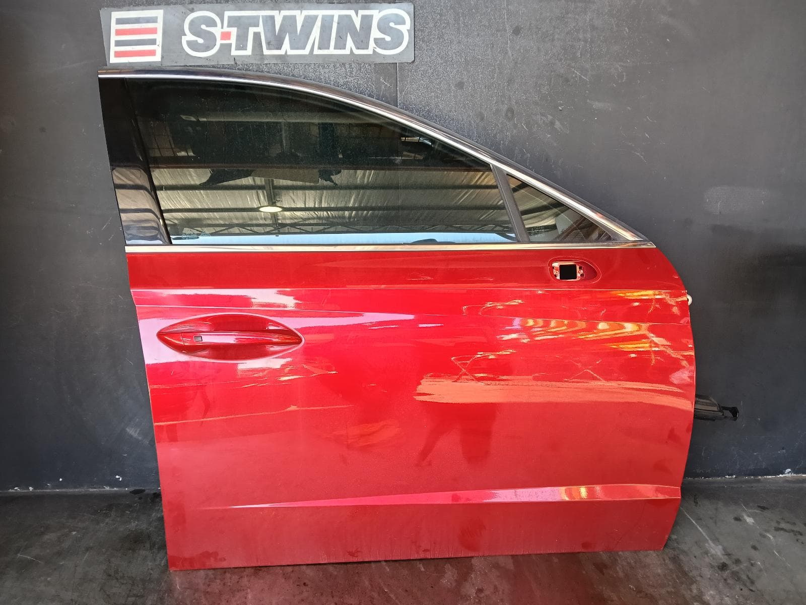Used auto part listing image: 2021 HYUNDAI SONATA RIGHT FRONT DOOR DN8, 04/20-03/23 0000395084