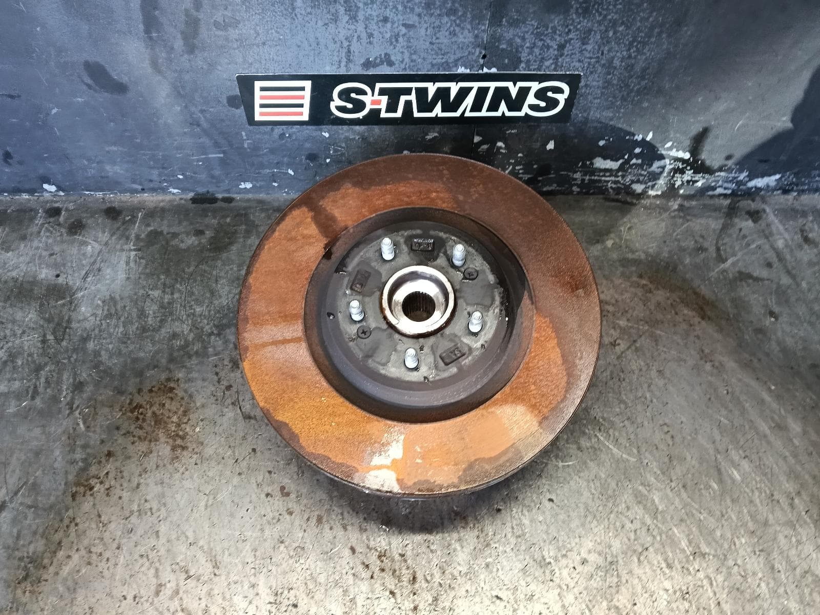 Used auto part listing image: 2021 HYUNDAI SONATA RIGHT FRONT HUB ASSEMBLY DN8, N LINE, 04/20- 0000395102