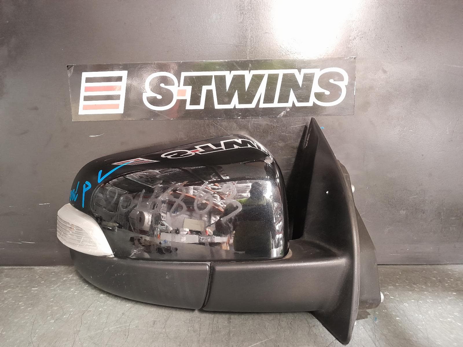 Used auto part listing image: 2019 FORD RANGER RIGHT DOOR MIRROR FX4, GLOSS BLACK, POWER FOLD, W/ INDICATOR, NON PUDDLE LAMP TYPE, PX SERIES 2-3, 06/15-04/22 0000356819