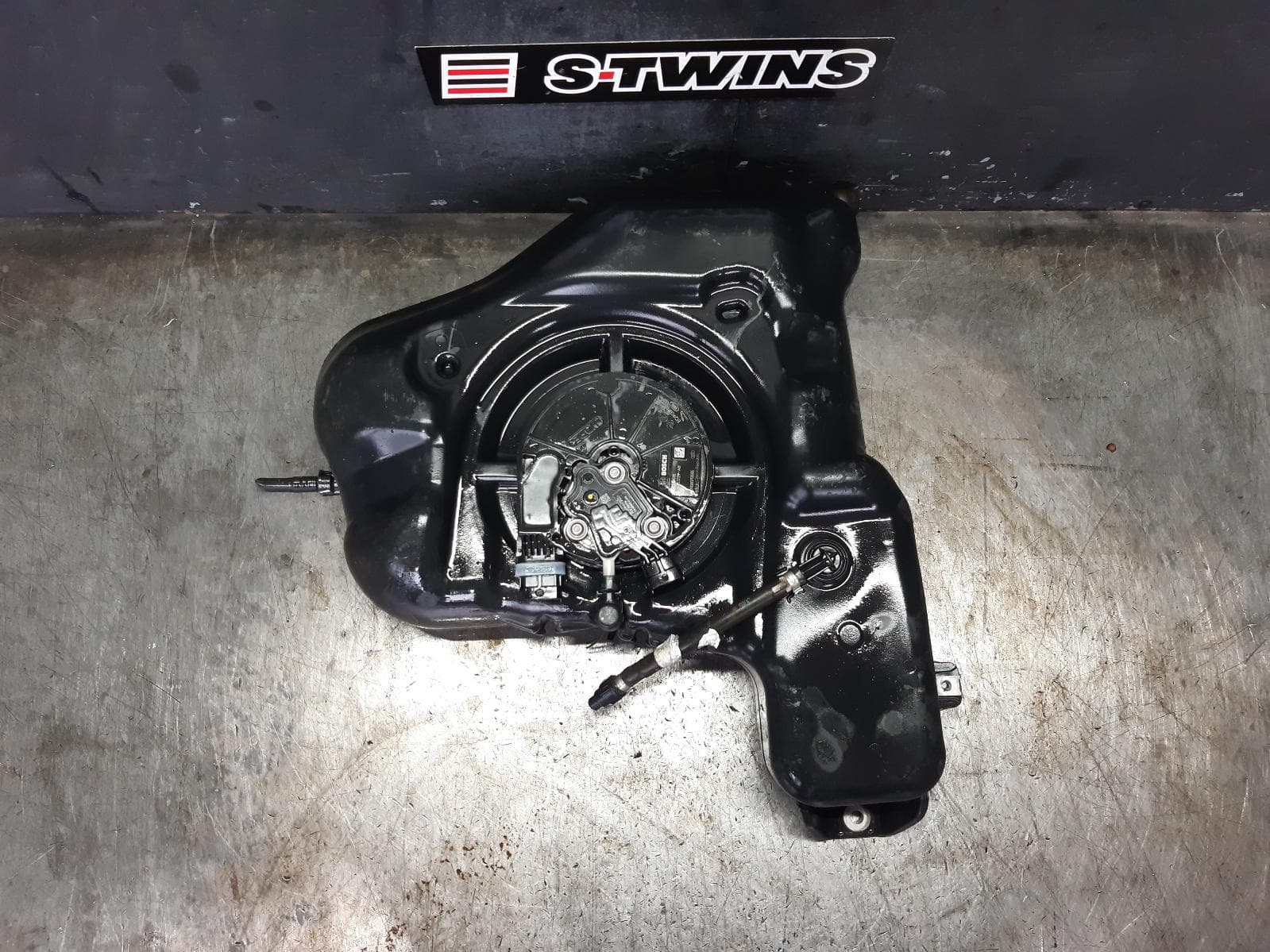 Used auto part listing image: 2017 LAND ROVER DISCOVERY SPORT ADBLUE TANK L550, 01/15- 0000372084