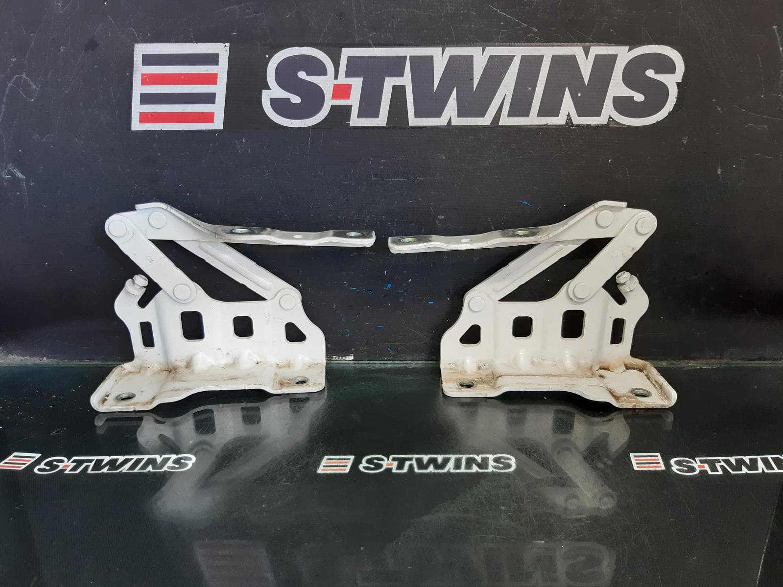 Used auto part listing image: 2020 KIA SPORTAGE BONNET HINGE STRUT HINGES (PAIR), QL, 10/15-08/21 0000359467