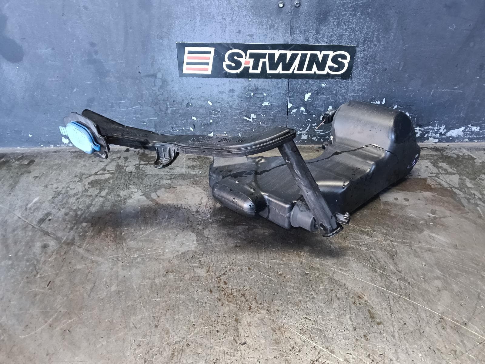 Used auto part listing image: 2016 MERCEDES C CLASS WASHER BOTTLE W205/S205/C205/A205, 06/14-07/23 0000399760