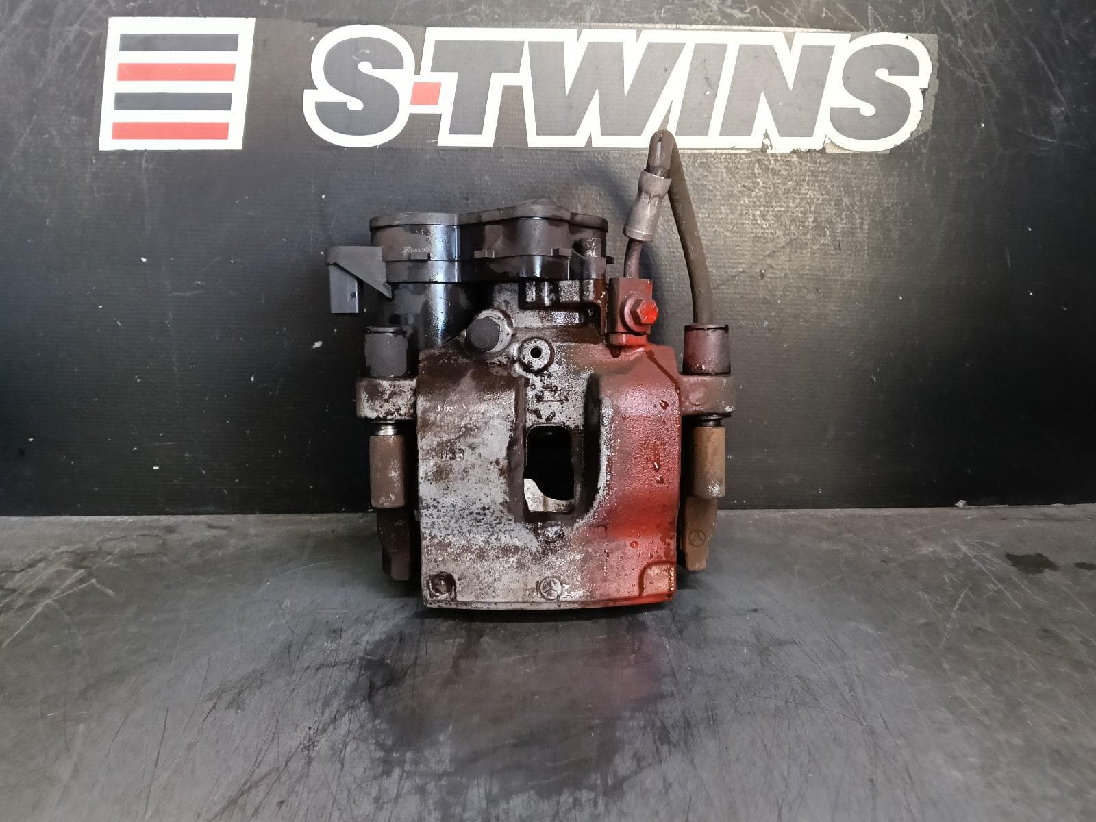 Used auto part listing image: 2016 MERCEDES C CLASS CALIPER LH REAR, C200/C250BT/C250d, W205/S205/C205/A205, 06/14-07/23 0000399762