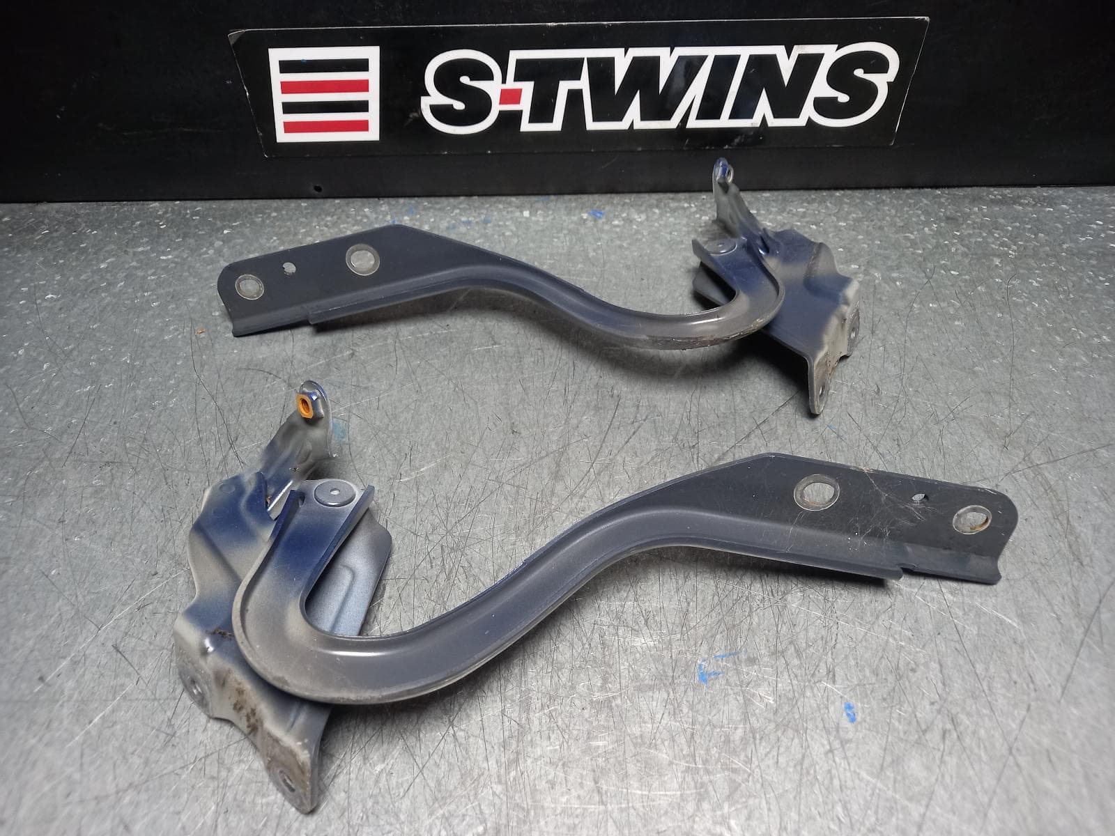 Used auto part listing image: 2016 SUZUKI SWIFT BONNET HINGE STRUT HINGES (PAIR), FZ, 08/10-03/17 0000374465