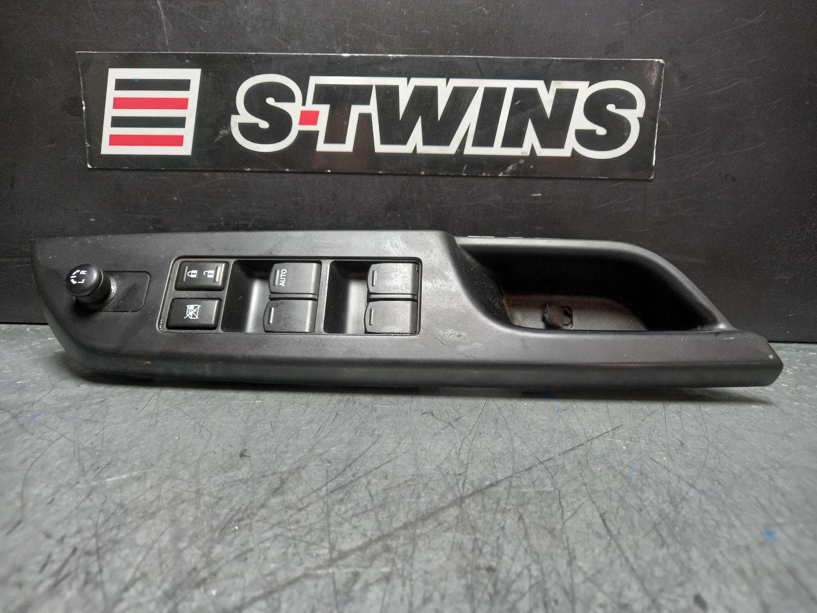 Used auto part listing image: 2016 SUZUKI SWIFT PWR DR WIND SWITCH RH FRONT (MASTER SWITCH), FZ, 18 PIN TYPE, 08/10-03/17 0000374467
