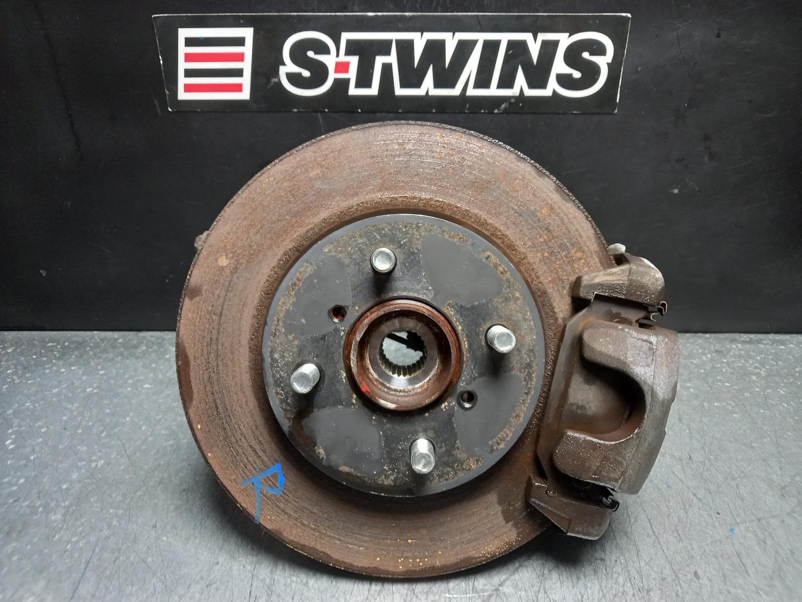 Used auto part listing image: 2016 SUZUKI SWIFT RIGHT FRONT HUB ASSEMBLY FZ, 1.4, PETROL, ABS TYPE, 4 STUD, 08/10-03/17 0000374469