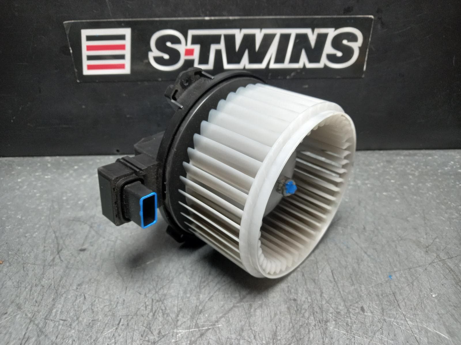 Used auto part listing image: 2016 SUZUKI SWIFT HEATER FAN MOTOR FZ, 08/10-03/17 0000374474