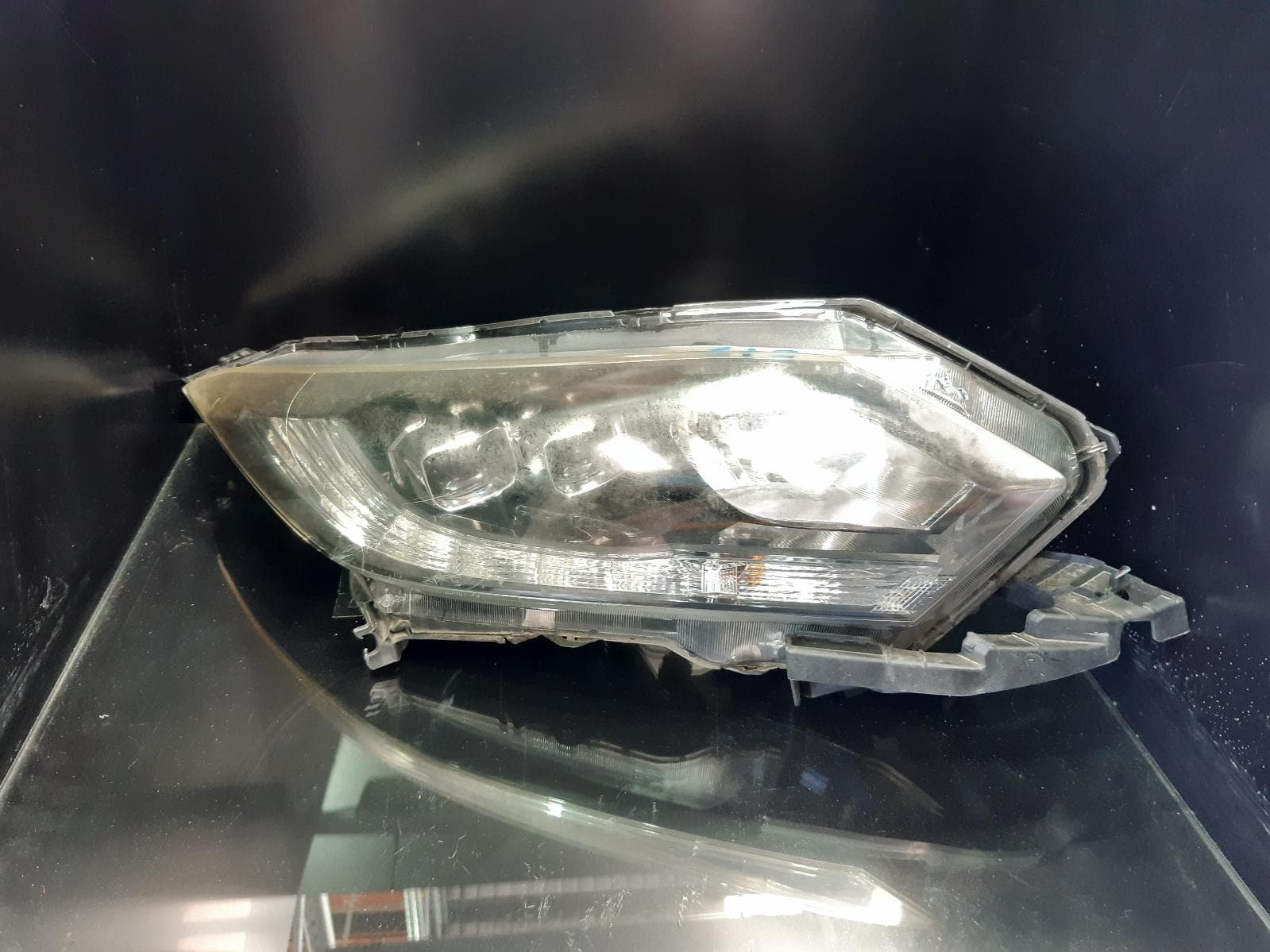 Used auto part listing image: 2017 HONDA HRV RIGHT HEADLAMP RU5, VTi-S/VTi-L, LED TYPE, 12/14-06/18 0000357565