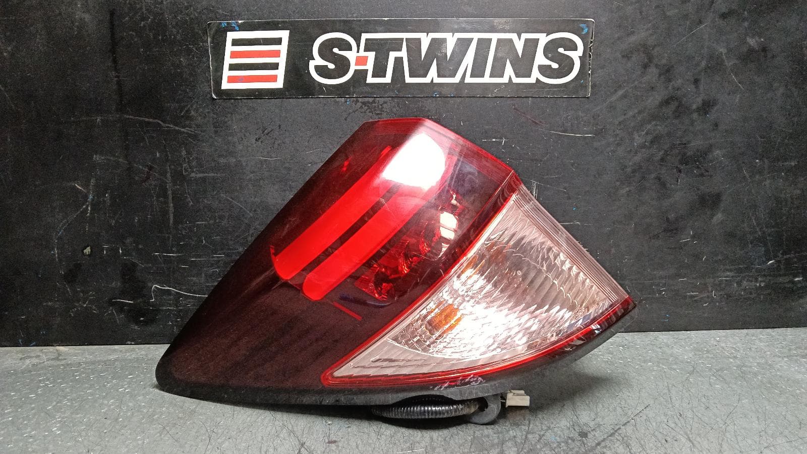 Used auto part listing image: 2017 HONDA HRV RIGHT TAILLIGHT RU5, VTi-S/VTi-L, OPTICAL GUIDE TYPE, 12/14-06/18 0000357575