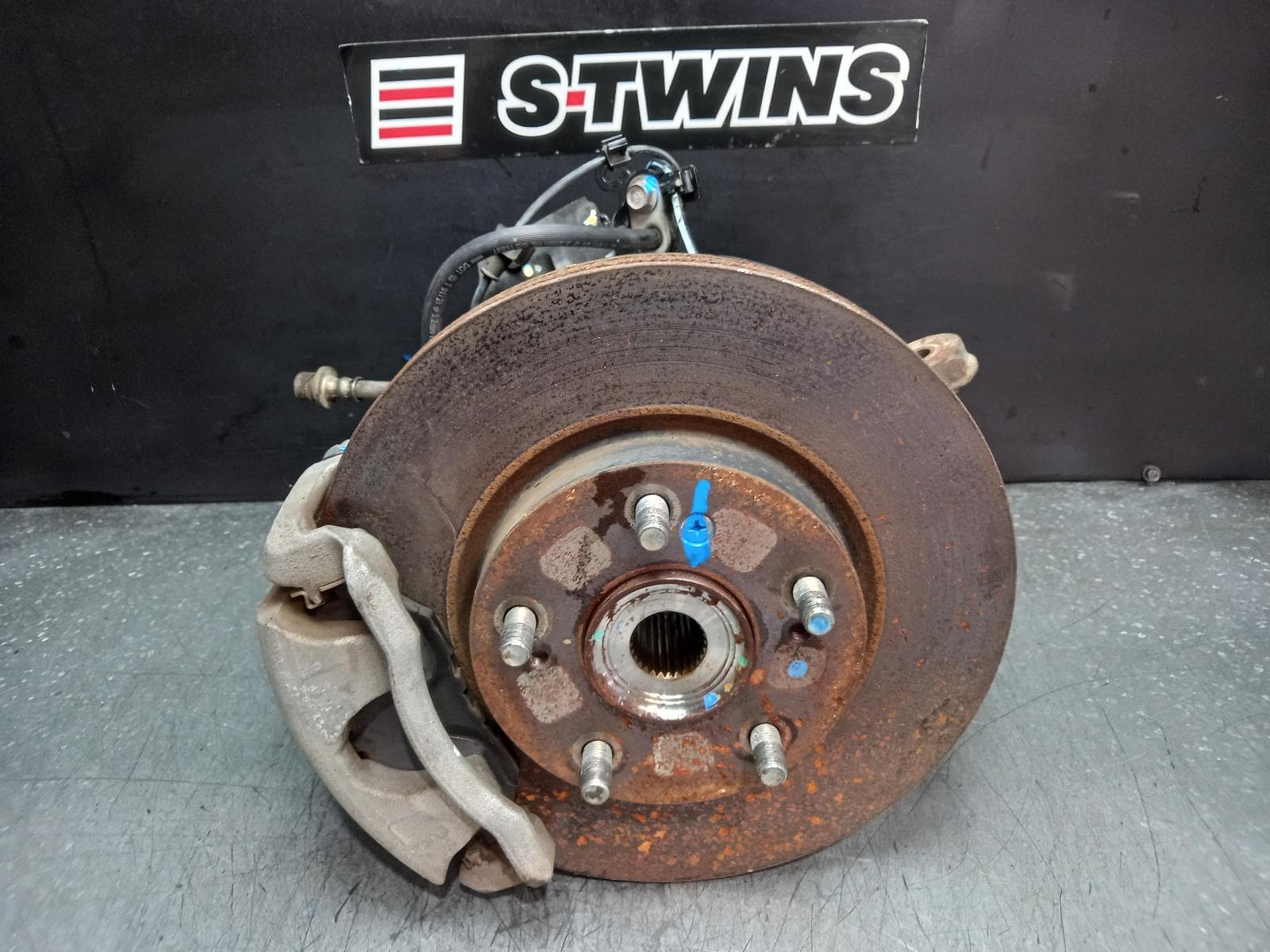Used auto part listing image: 2021 HONDA CIVIC LEFT FRONT HUB ASSEMBLY 10TH GEN, SEDAN/HATCH, 1.8, 05/16-08/21 0000375345