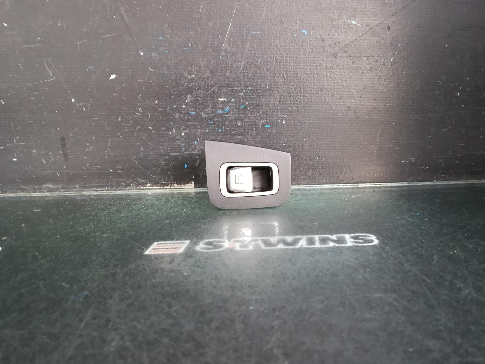 Used auto part listing image: 2015 MERCEDES GLC CLASS PWR DR WIND SWITCH RH REAR, X253/C253, 09/15-03/23 0000402839