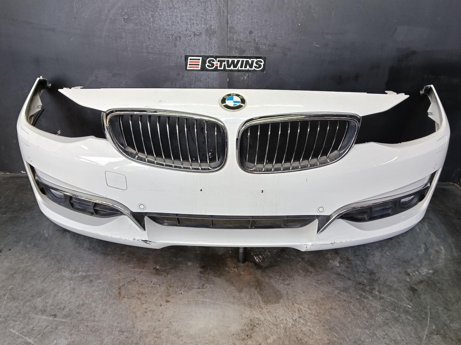 Used auto part listing image: 2014 BMW 3 SERIES FRONT BUMPER F34, HATCH, STANDARD, W/ H/LAMP WASHER & PARK SENSOR TYPE, 03/13- 0000402303