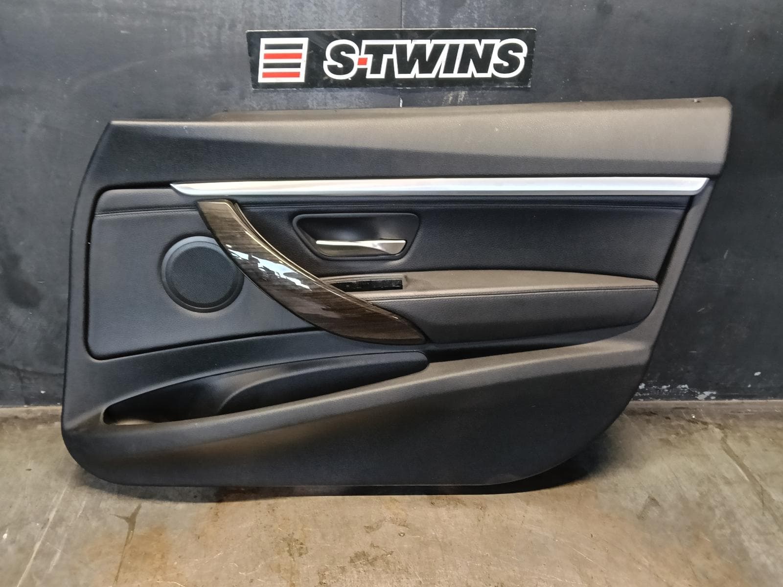 Used auto part listing image: 2014 BMW 3 SERIES DOOR TRIM RH FRONT, F34, HATCH, LEATHER, 03/13-11/20 0000402402