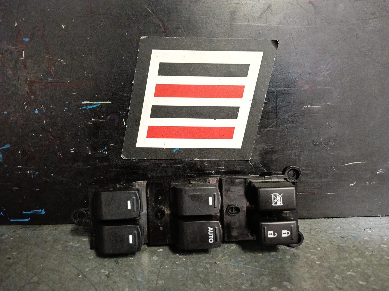 Used auto part listing image: 2018 SUZUKI VITARA PWR DR WIND SWITCH RH FRONT (MASTER SWITCH), MANUAL FOLDING, VITARA, LY (VIN TSM), 06/15- 0000394381