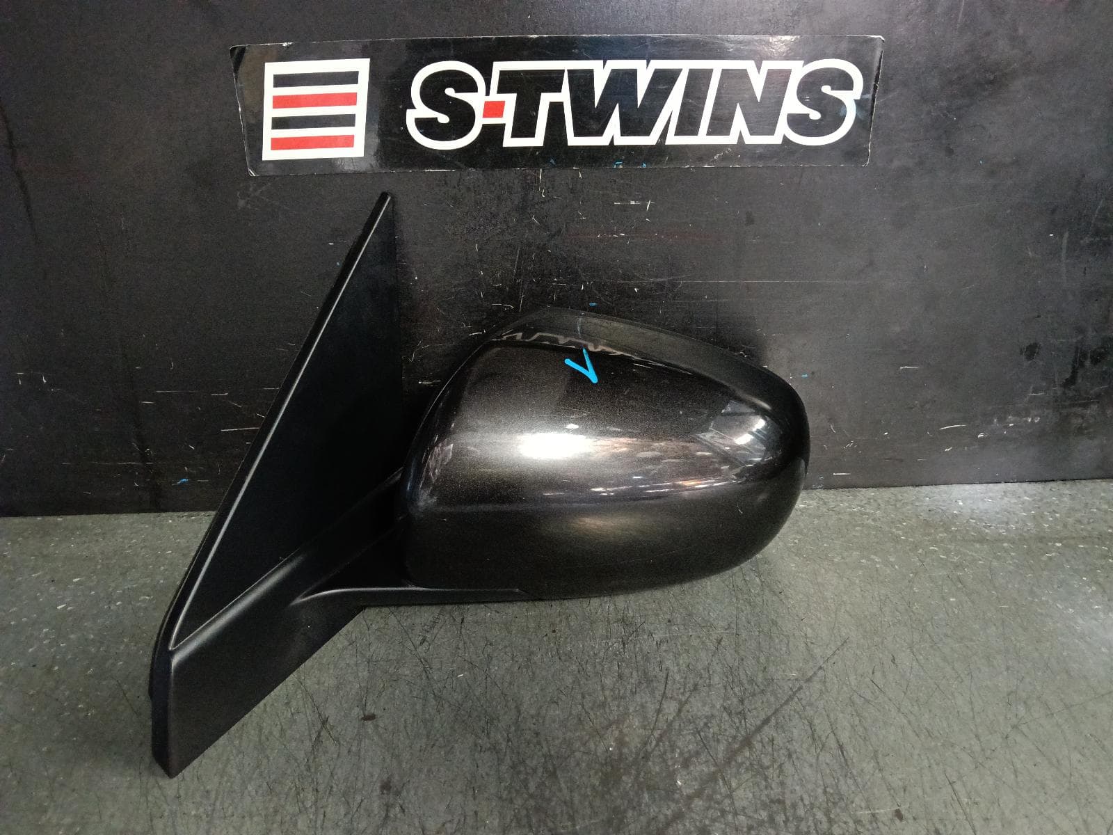 Used auto part listing image: 2018 SUZUKI VITARA LEFT DOOR MIRROR VITARA, LY (VIN TSM), MANUAL FOLDING, HIGH GLOSS BLACK, NON INDICATOR & NON BLIND SPOT TYPE, 06/15- 0000394384