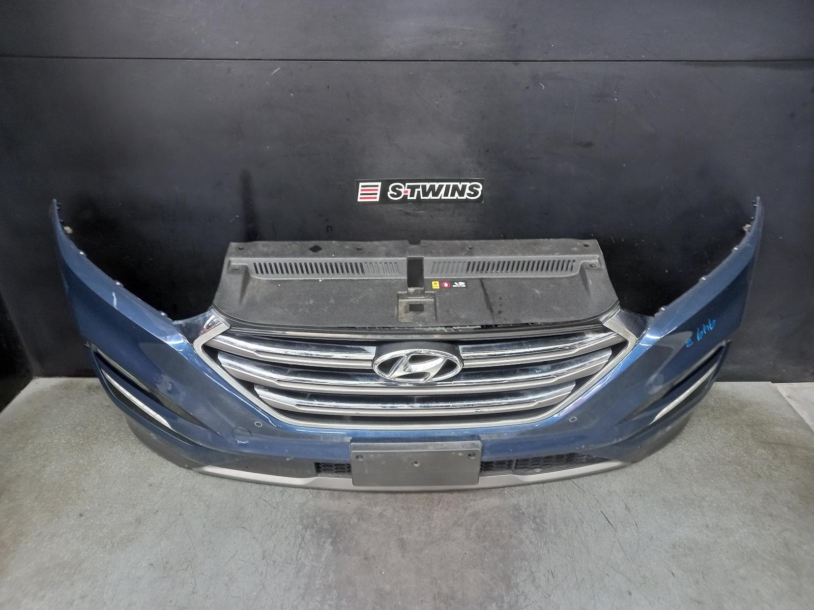 Used auto part listing image: 2017 HYUNDAI TUCSON FRONT BUMPER BUMPER BAR (2 PIECE), TL, W/ PARK SENSOR TYPE, 06/15-06/18 0000363014