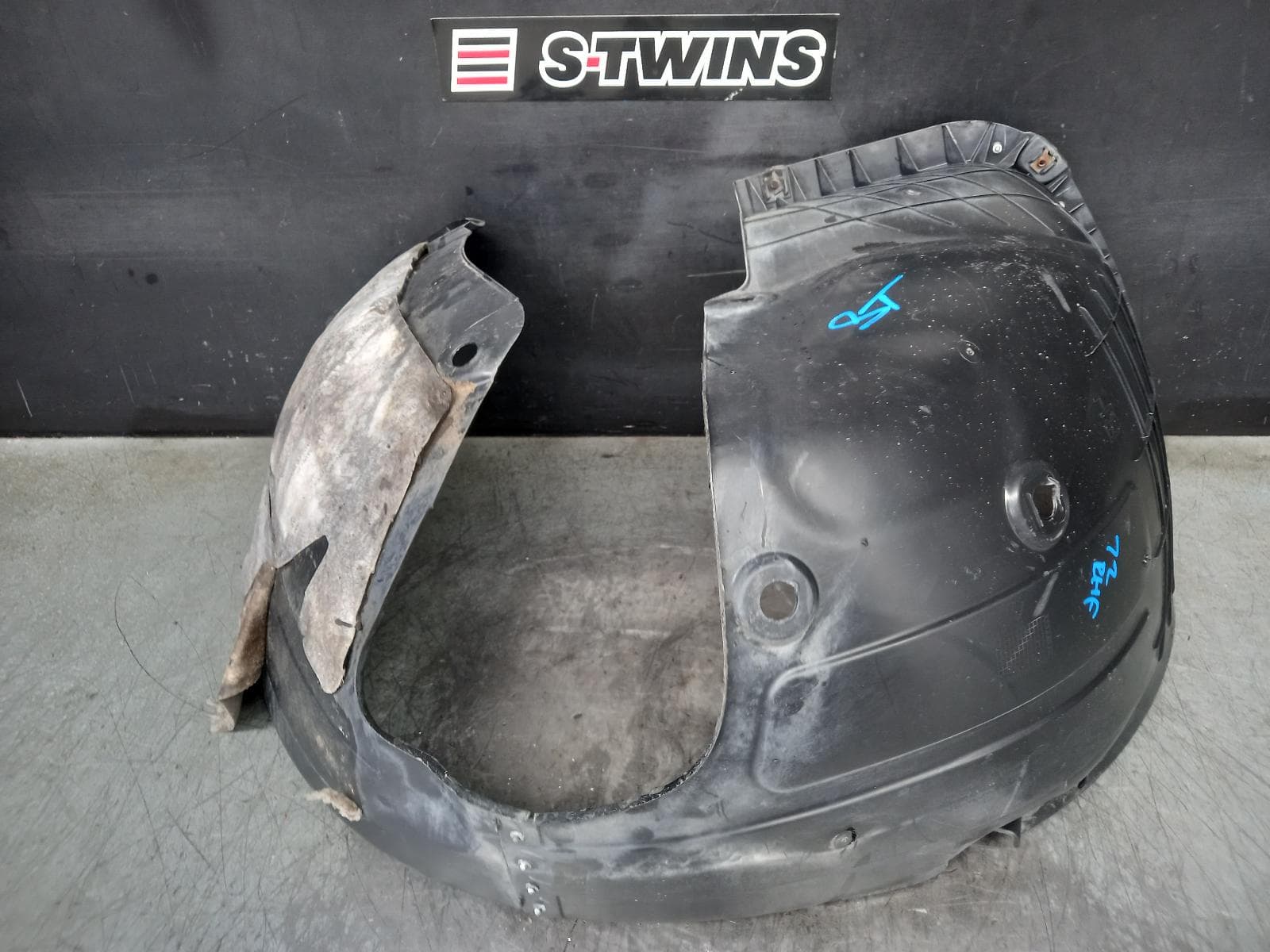 Used auto part listing image: 2017 HYUNDAI TUCSON RIGHT GUARD LINER FRONT, TL, CZECH BUILT (VIN TMAJ), 06/15-06/18 0000363134