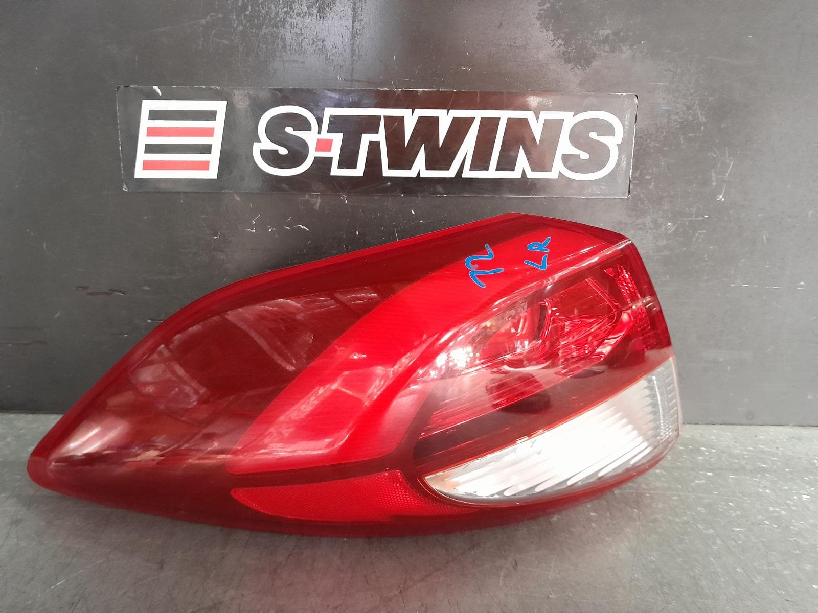 Used auto part listing image: 2017 HYUNDAI TUCSON LEFT TAILLIGHT IN BODY, TL, ACTIVE/ELITE, CZECH BUILT (VIN TMAJ), NON LED TYPE, 06/15-06/18 0000364129