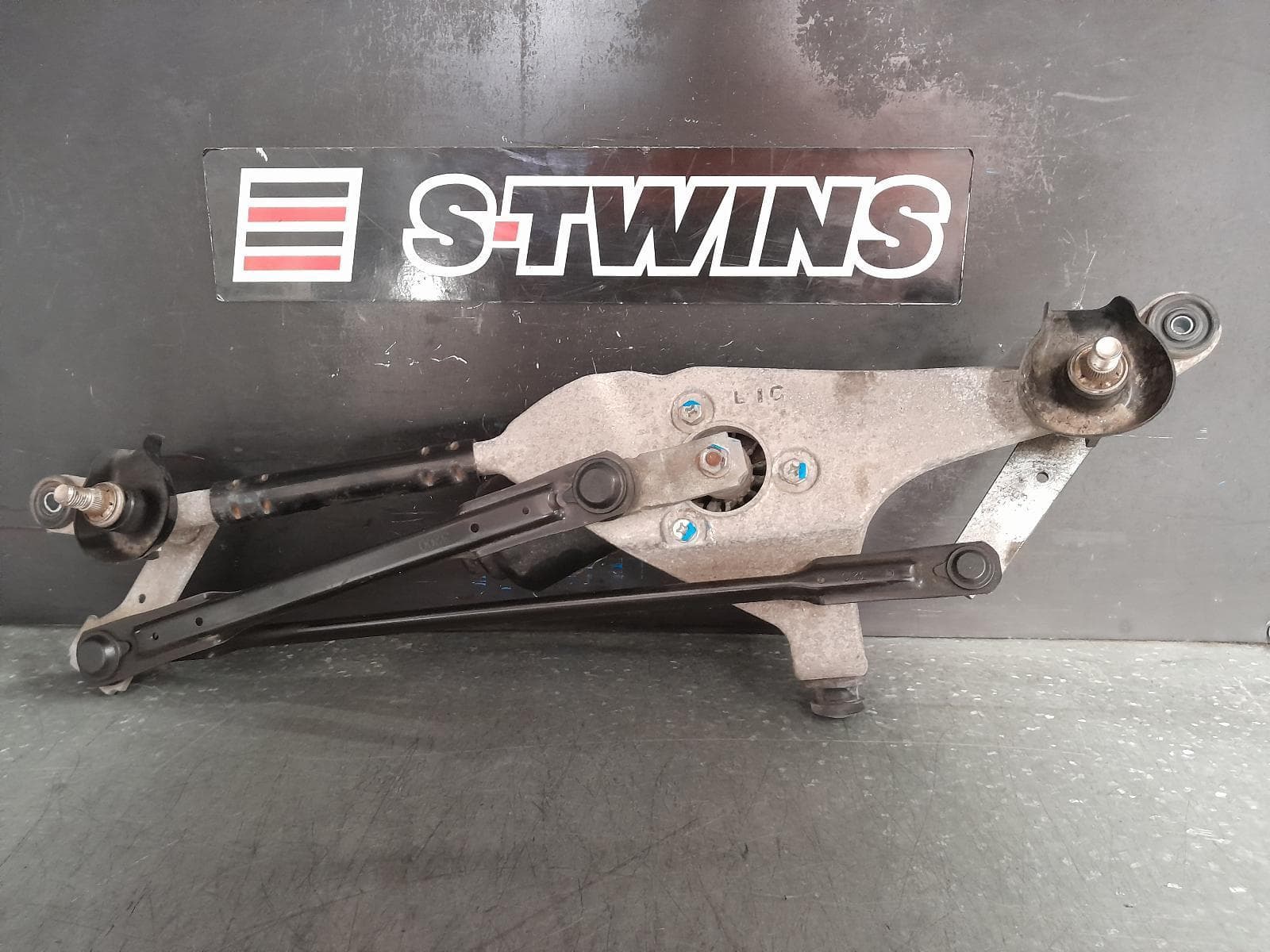 Used auto part listing image: 2017 HYUNDAI TUCSON WIPER MOTOR FRONT, TL, 06/15-01/21 0000364131