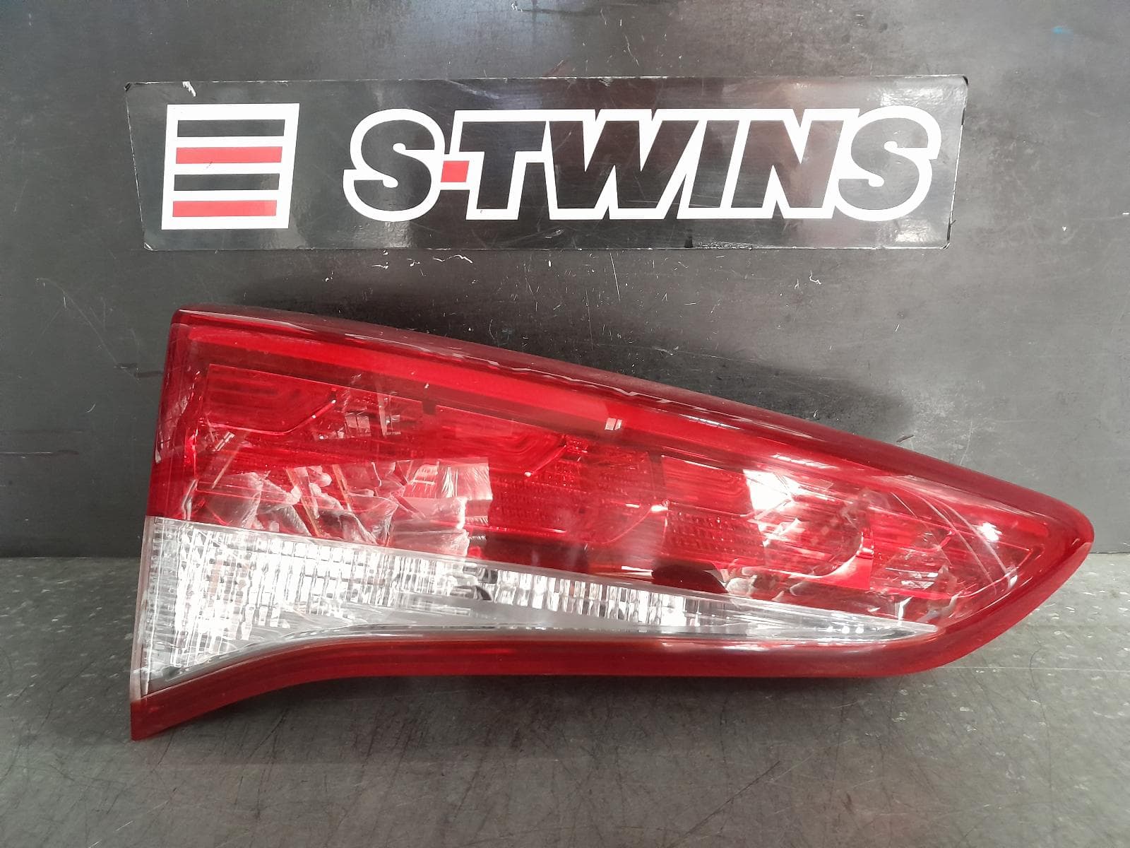 Used auto part listing image: 2017 HYUNDAI TUCSON REAR GARNISH TAILGATE LAMP (LH SIDE), TL, ACTIVE/ELITE, CZECH BUILT (VIN TMAJ), NON LED TYPE, 06/15-06/18 0000364225