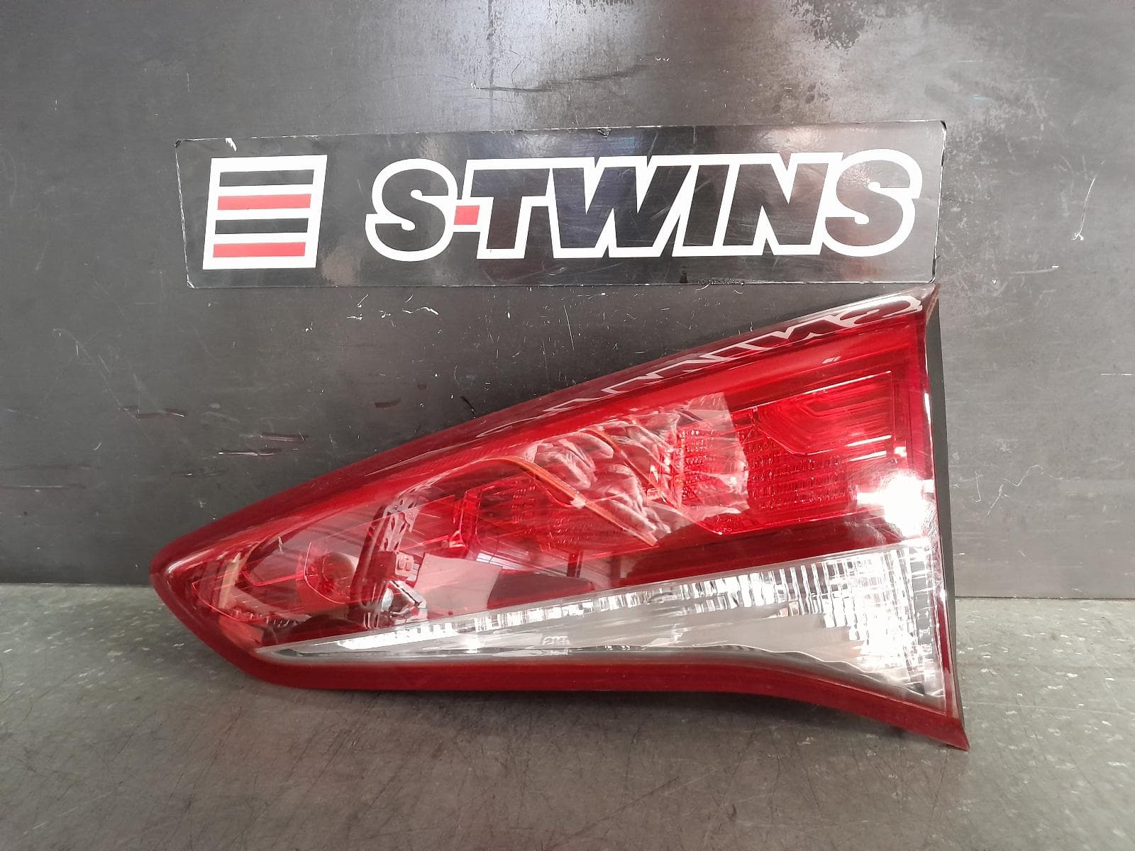 Used auto part listing image: 2017 HYUNDAI TUCSON REAR GARNISH TAILGATE LAMP (RH SIDE), TL, ACTIVE/ELITE, CZECH BUILT (VIN TMAJ), NON LED TYPE, 06/15-06/18 0000364226