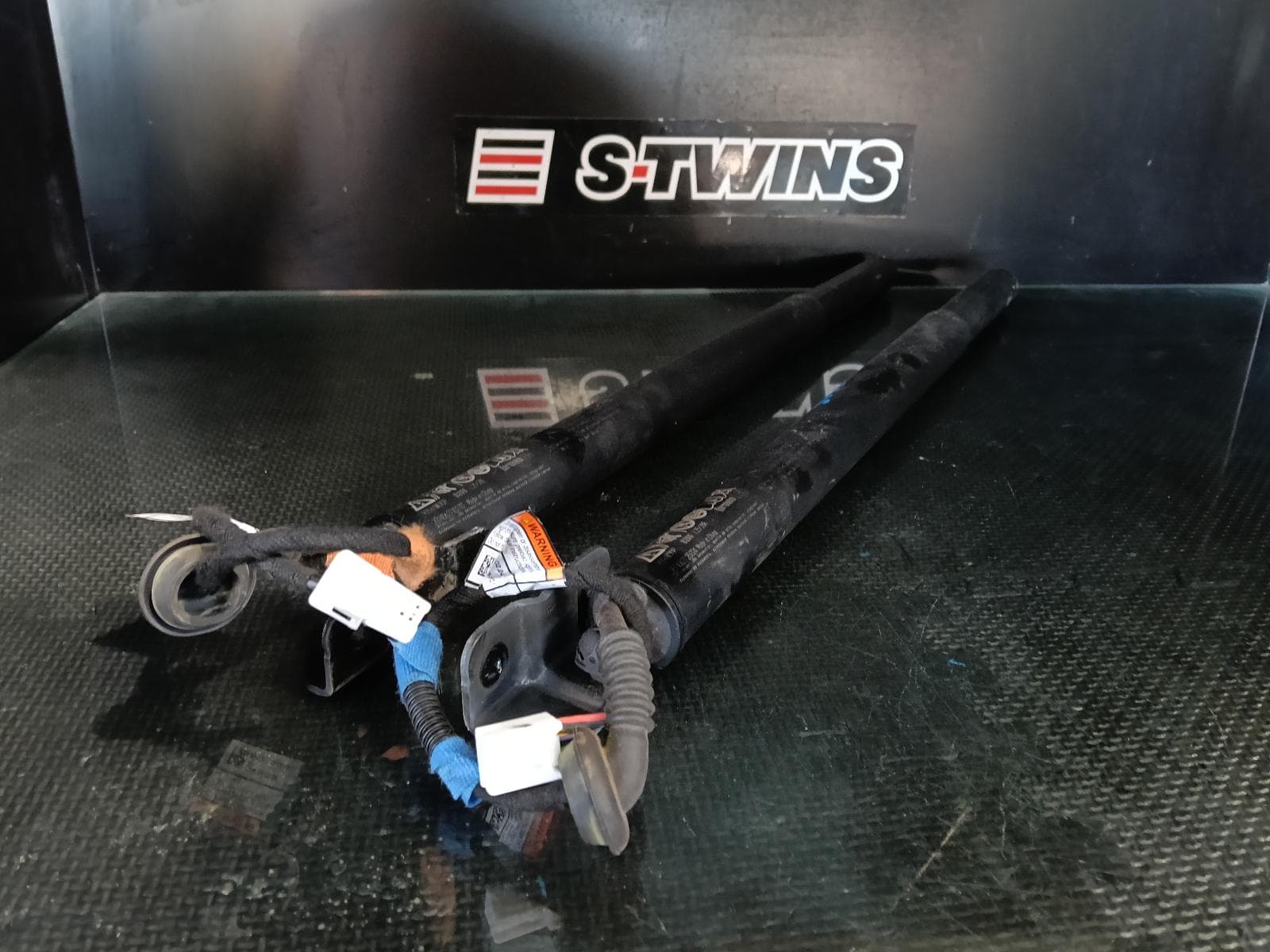 Used auto part listing image: 2024 MITSUBISHI ECLIPSE CROSS HATCH STRUT YB, TAILGATE STRUT (PAIR), W/ POWER LIFTGATE TYPE, 10/20- 0000412398