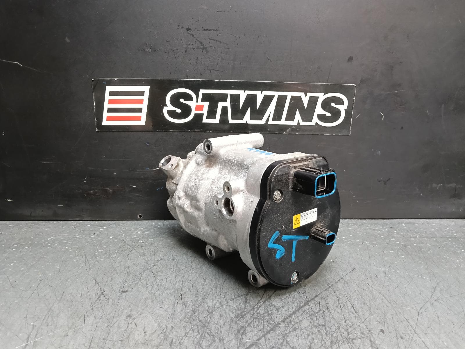 Used auto part listing image: 2020 TOYOTA RAV4 A C COMPRESSOR AXAH52R/AXAH54R, 2.5, A25A-FXS, PETROL, HEV, XA50, 11/18- 0000382403