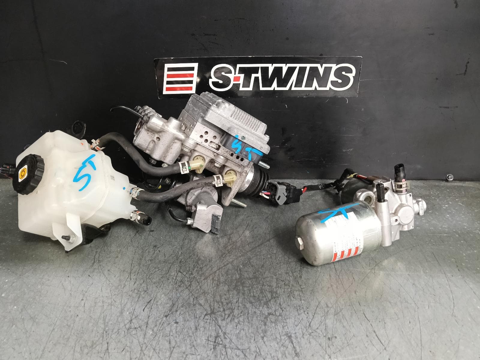 Used auto part listing image: 2020 TOYOTA RAV4 ABS PUMP MODULATOR XA50, BRAKE BOOSTER PUMP ASSY (LH SIDE), HYBRID, 11/18- 0000382404