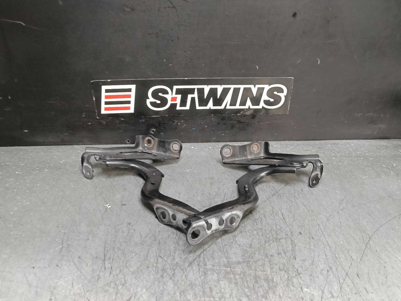 Used auto part listing image: 2020 TOYOTA RAV4 BONNET HINGE STRUT XA50, HINGE (PAIR), 11/18- 0000382412