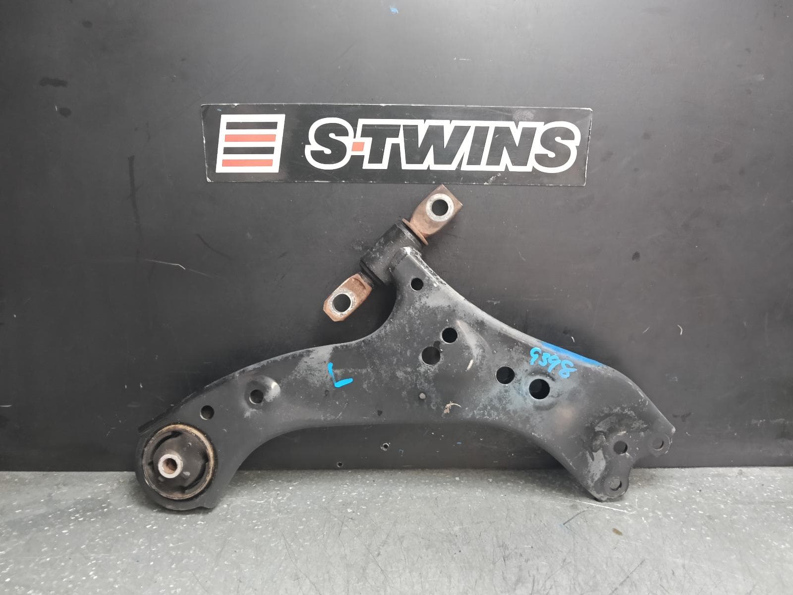 Used auto part listing image: 2020 TOYOTA RAV4 LEFT FRONT LOWER CONTROL ARM XA50, 11/18-12/25 0000382422