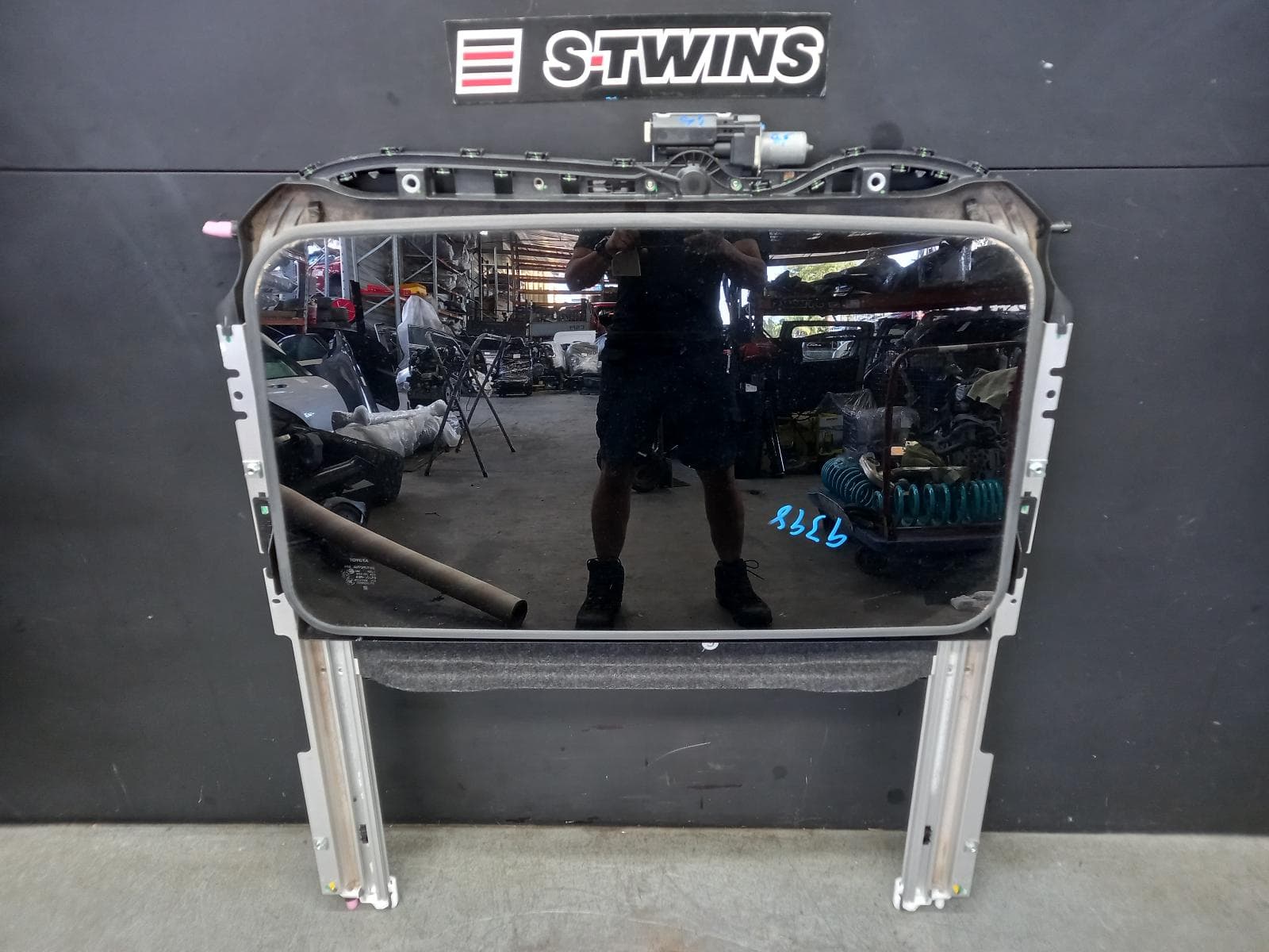 Used auto part listing image: 2020 TOYOTA RAV4 ROOF GLASS SUNROOF T XA50, 11/18-12/25 0000382275