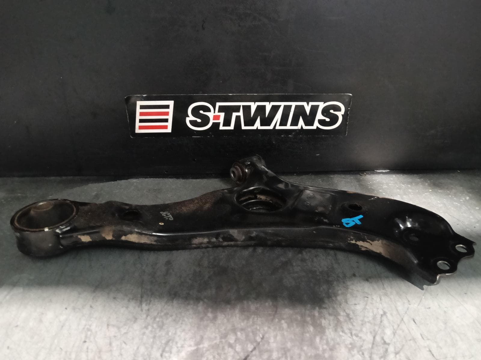 Used auto part listing image: 2014 KIA SORENTO RIGHT FRONT LOWER CONTROL ARM XM, 10/12-12/14 0000405984