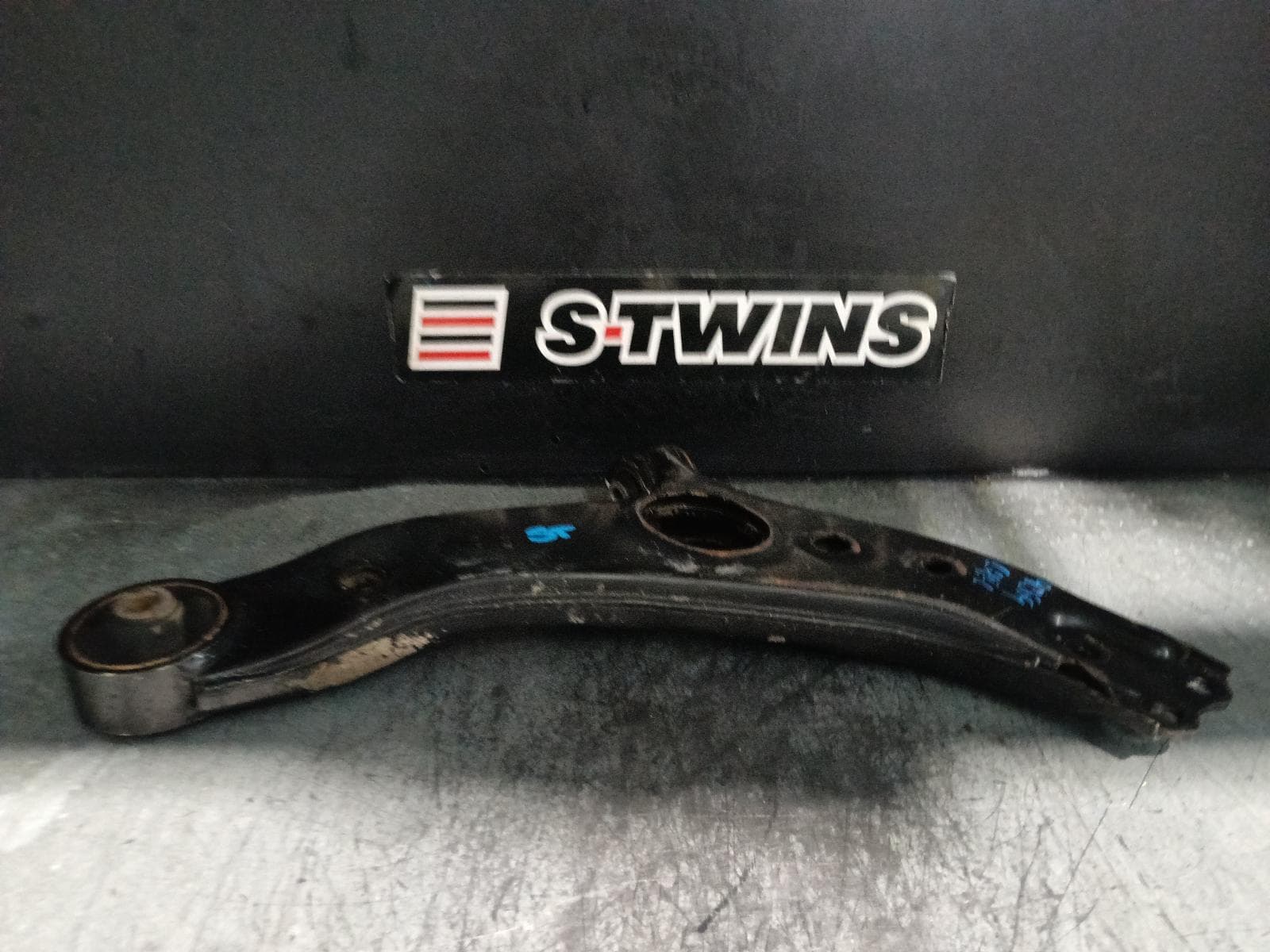 Used auto part listing image: 2014 KIA SORENTO LEFT FRONT LOWER CONTROL ARM XM, 10/12-12/14 0000405985