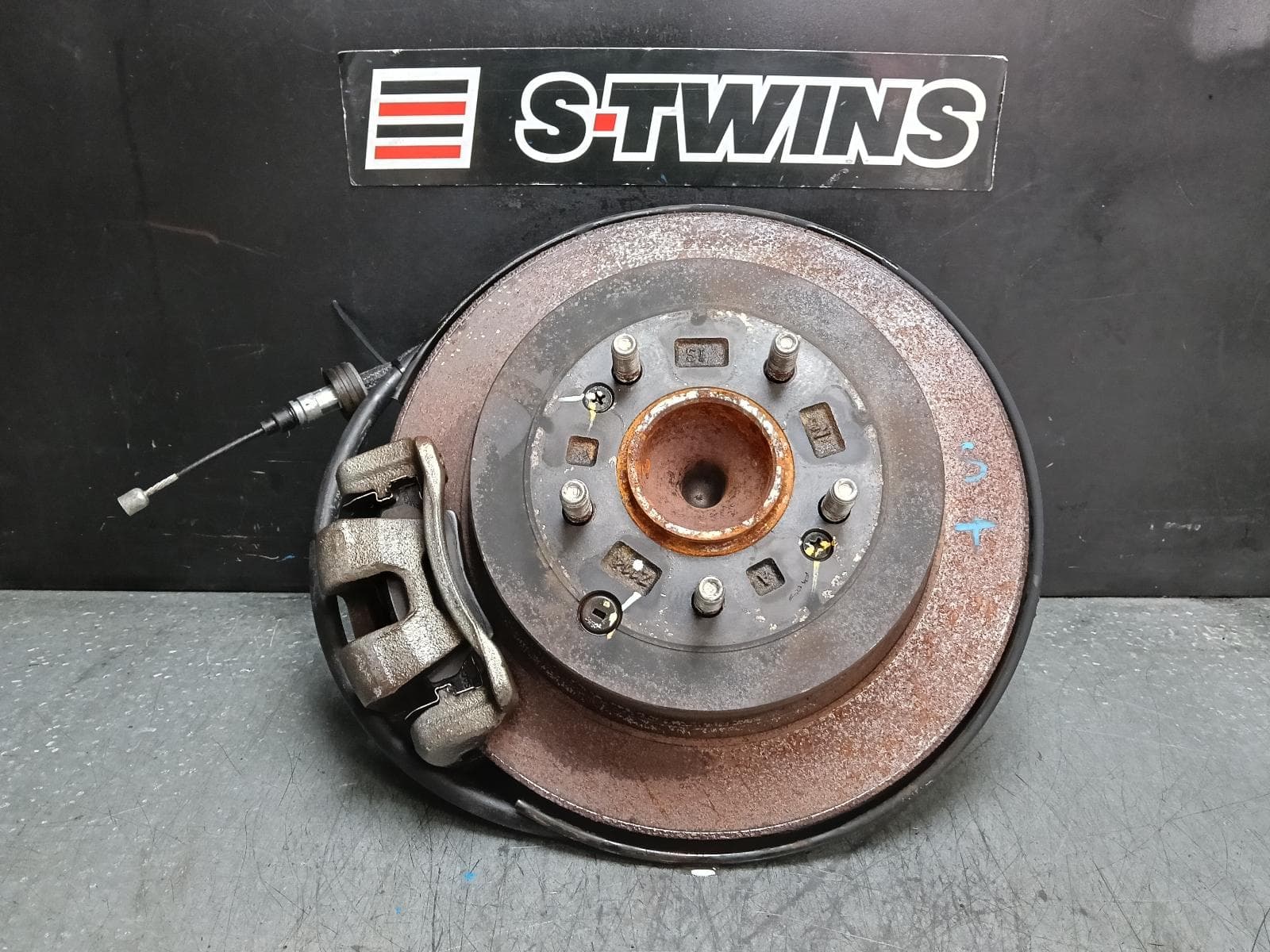 Used auto part listing image: 2018 HYUNDAI TUCSON LEFT REAR HUB ASSEMBLY TL, FWD, W/ ABS SENSOR, 06/15-01/21 0000387192