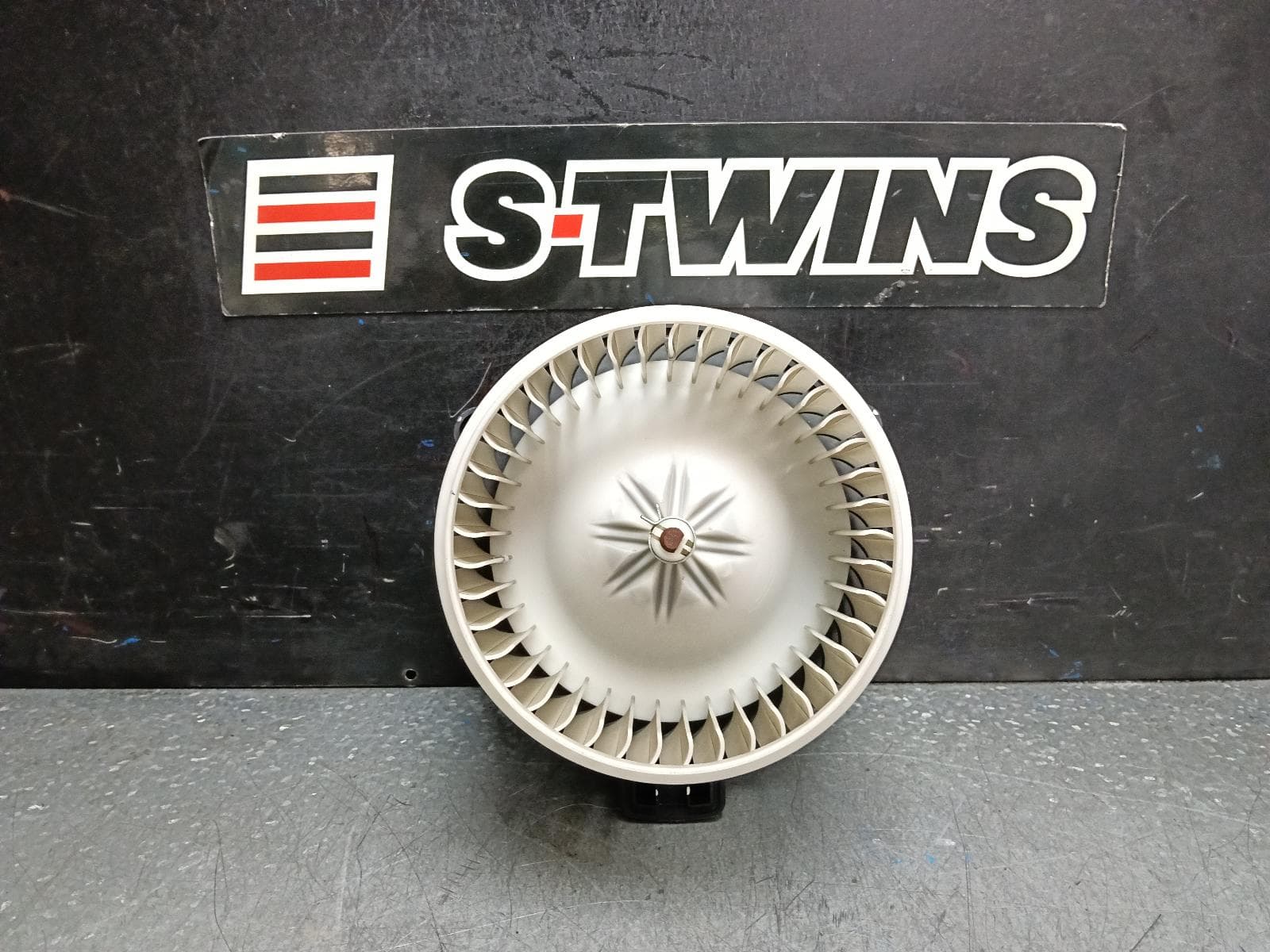 Used auto part listing image: 2018 HYUNDAI TUCSON HEATER FAN MOTOR TL, FRONT, KOREAN BUILT (VIN KMHJ), 06/15-01/21 0000387193