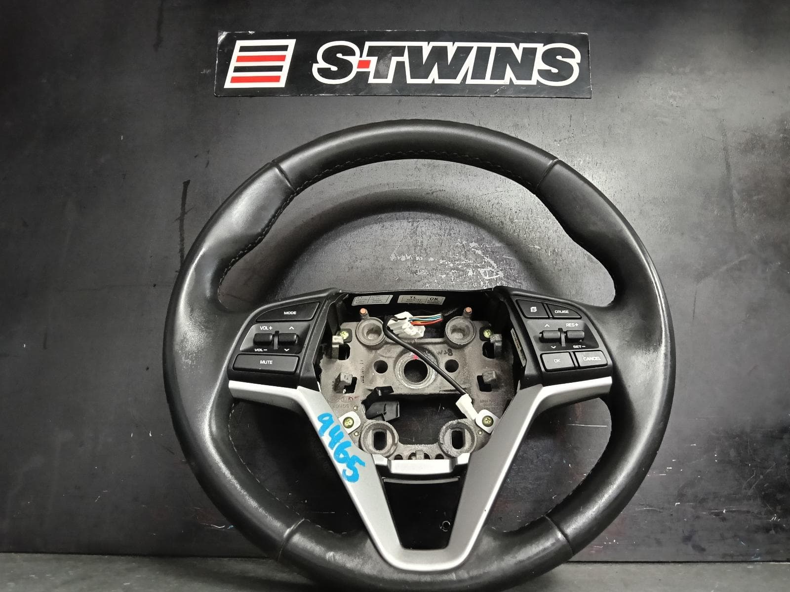 Used auto part listing image: 2018 HYUNDAI TUCSON STEERING WHEEL LEATHER, TL, W/CRUISE CONTROL, NON PHONE CONTROL TYPE, 06/15-08/18 0000387194