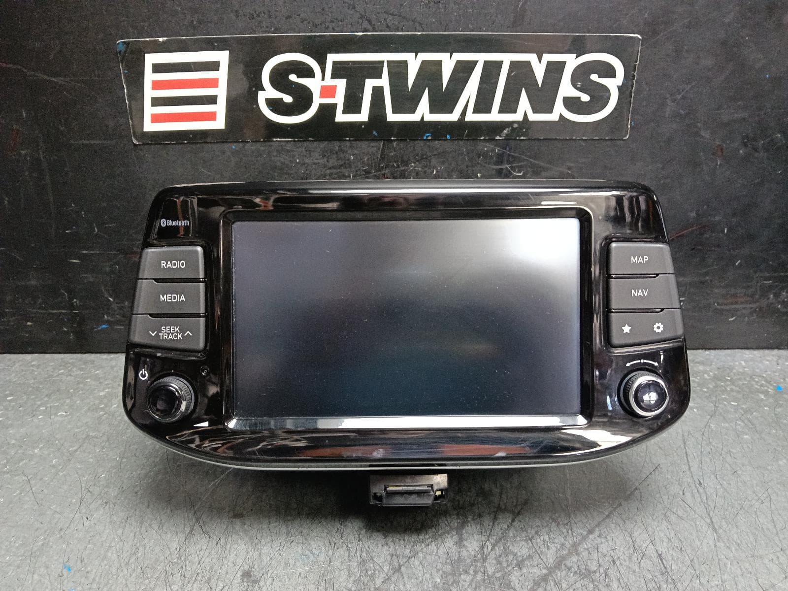 Used auto part listing image: 2019 HYUNDAI I30 HEAD UNIT, W/ DISPLAY UNIT, 8IN TOUCHSCREEN, W/ SAT NAV/STANDARD AUDIO TYPE, PD, HATCH (S. KOREA VIN KMHH), 03/17-07/20 0000396539