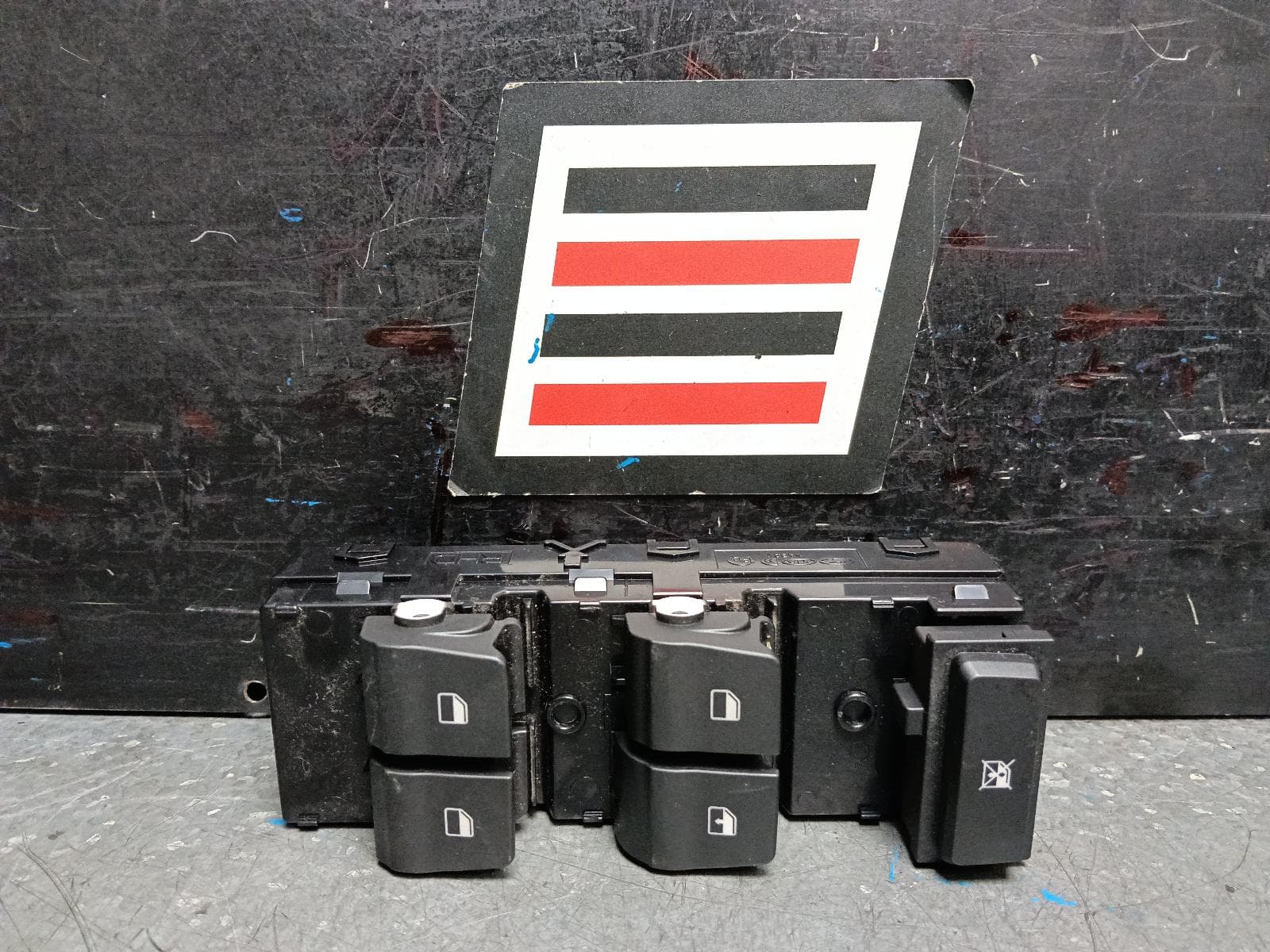 Used auto part listing image: 2019 HYUNDAI I30 PWR DR WIND SWITCH RH FRONT (MASTER SWITCH), PD, HATCH/FASTBACK/WAGON, W/ AUTO DOWN TYPE (DRIVER SIDE ONLY), 03/17- 0000396541