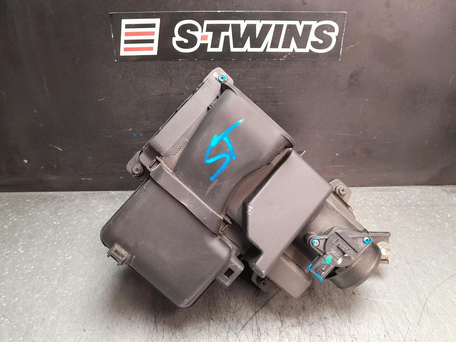 Used auto part listing image: 2018 HONDA CRV AIR CLEANER BOX AIR CLEANER, RW, 1.5, PETROL, 05/17-08/23 0000373195