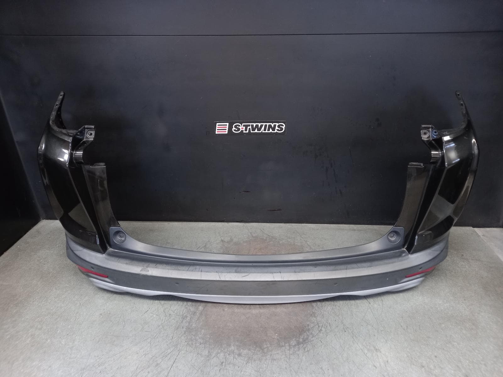Used auto part listing image: 2018 HONDA CRV REAR BUMPER BUMPER BAR, RW, VTi-L/LX/S, W/ PARK SENSORS, 05/17-06/20 0000373137