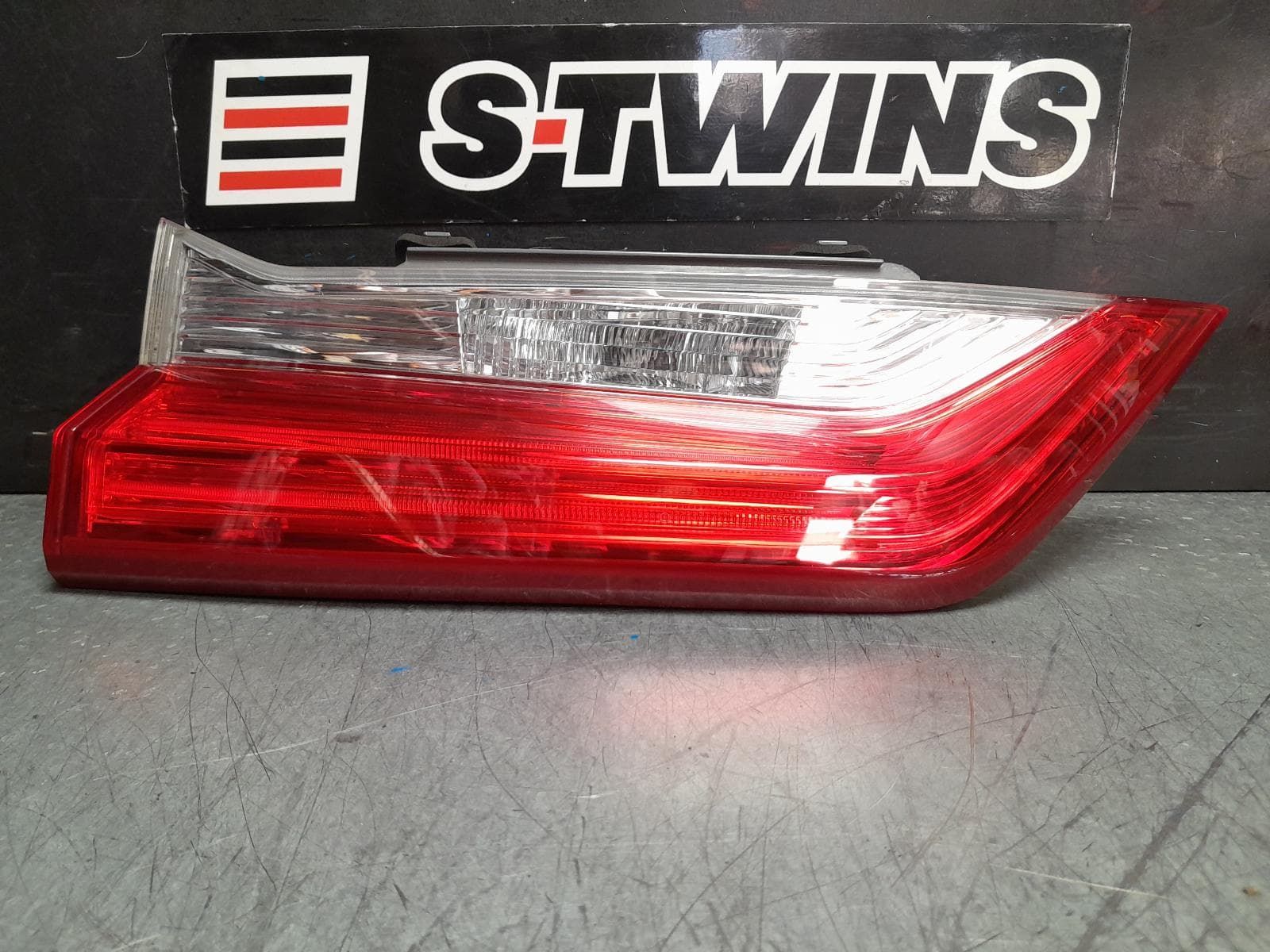 Used auto part listing image: 2018 HONDA CRV REAR GARNISH TAILGATE LAMP (LH SIDE), RW, 05/17-06/20 0000373201