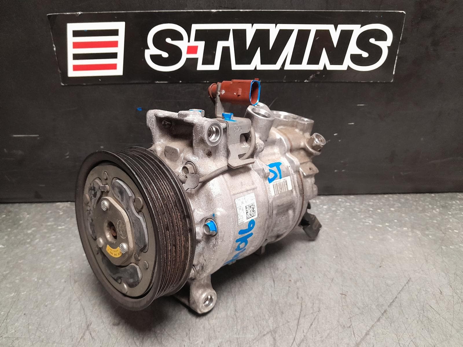 Used auto part listing image: 2016 AUDI Q5 A C COMPRESSOR DIESEL, 2.0, CNHA CODE, 8R, 11/12-01/17 0000376592