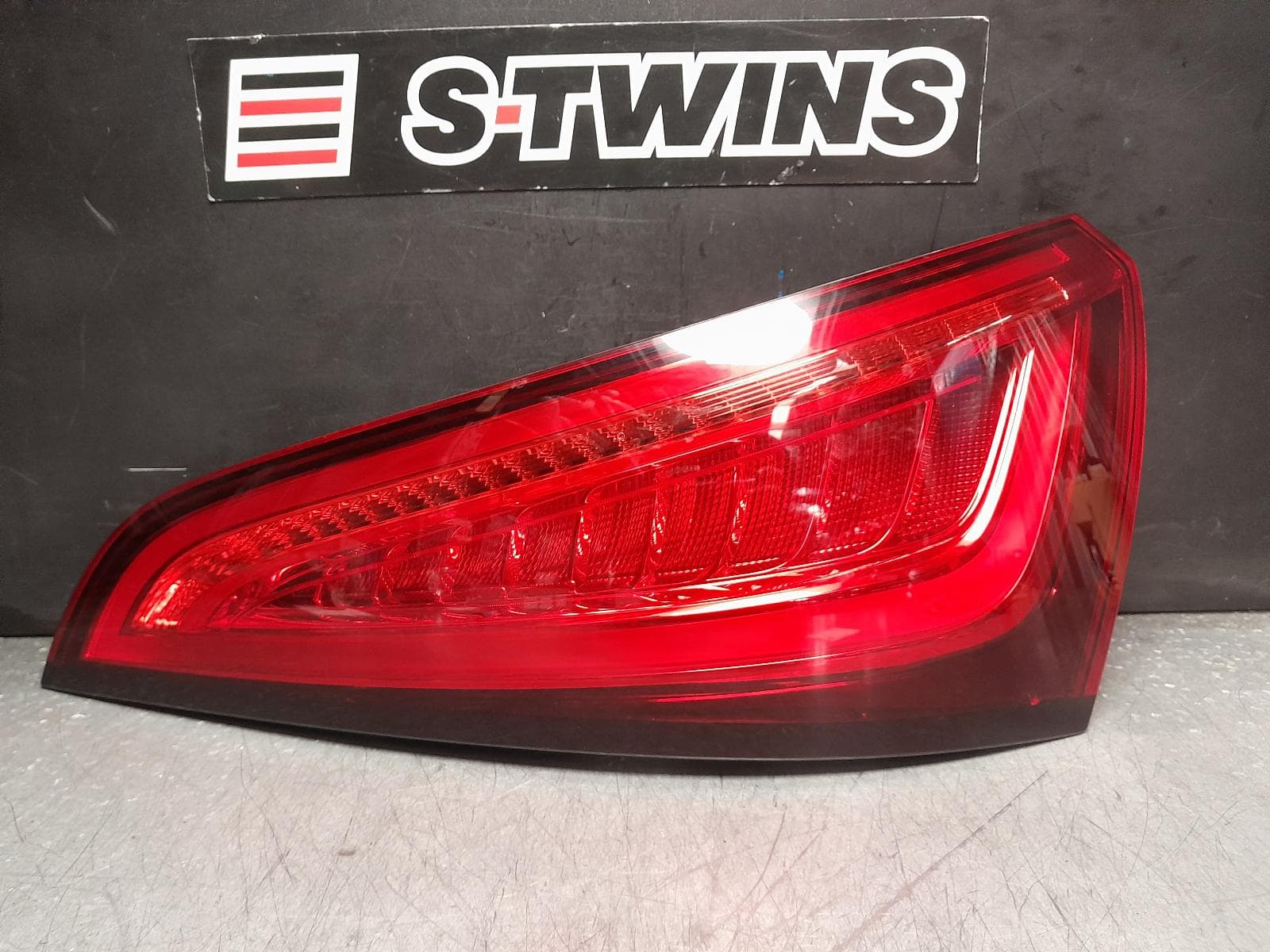 Used auto part listing image: 2016 AUDI Q5 RIGHT TAILLIGHT IN TAILGATE, 8R, LED TYPE, 10/12-01/17 0000376615