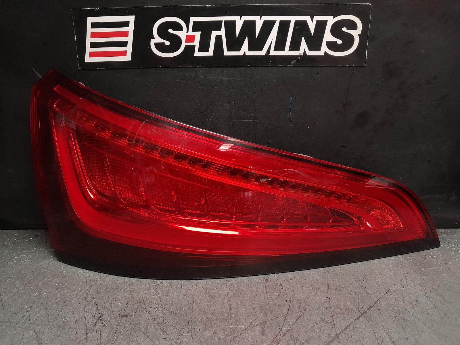 Used auto part listing image: 2016 AUDI Q5 LEFT TAILLIGHT IN TAILGATE, 8R, LED TYPE, 10/12-01/17 0000376616