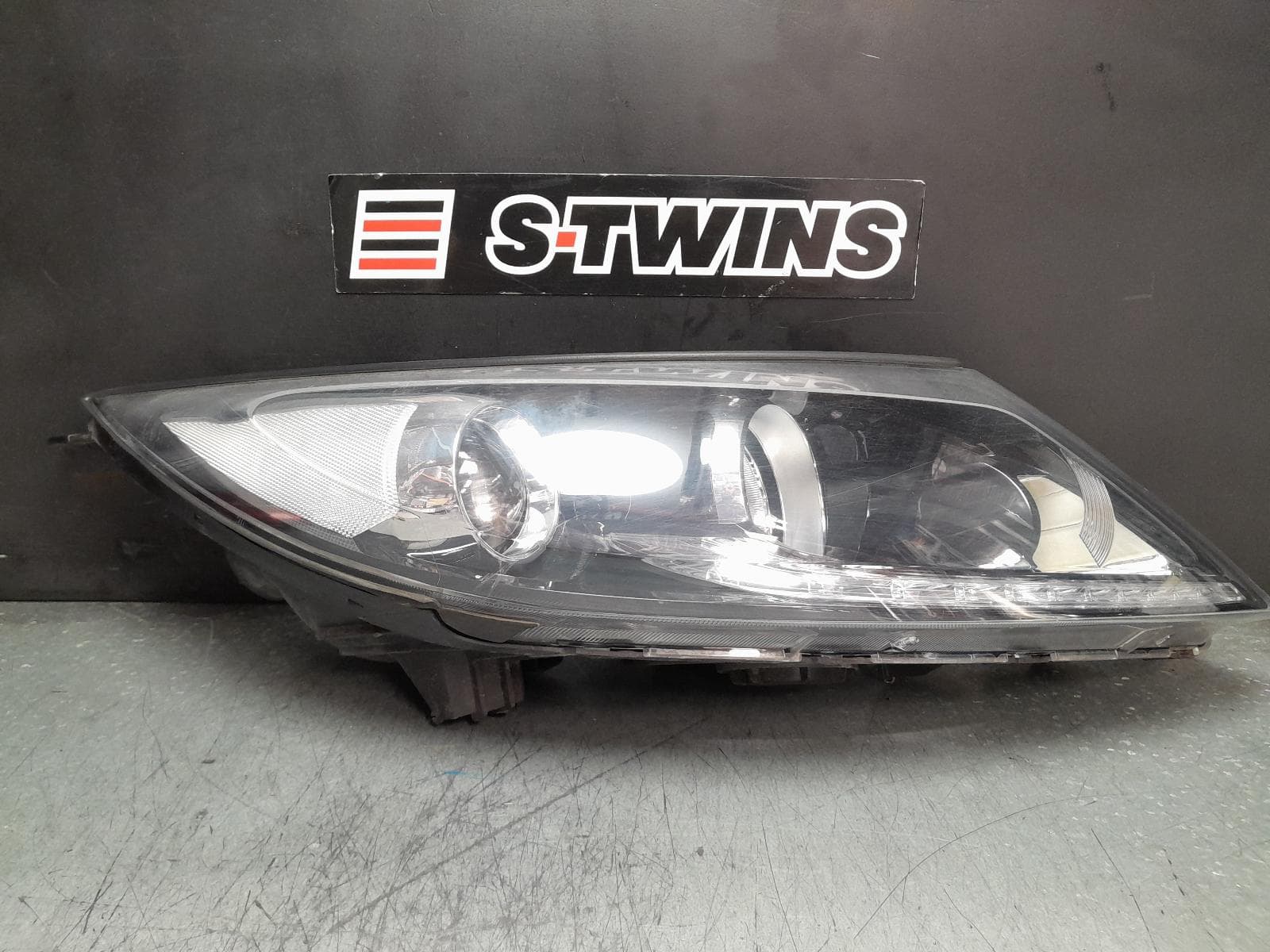 Used auto part listing image: 2013 KIA SPORTAGE RIGHT HEADLAMP SL, SLi/Si PREMIUM, NON HID, W/ DAYTIME RUNNING LAMP TYPE, 06/13-10/15 0000377891