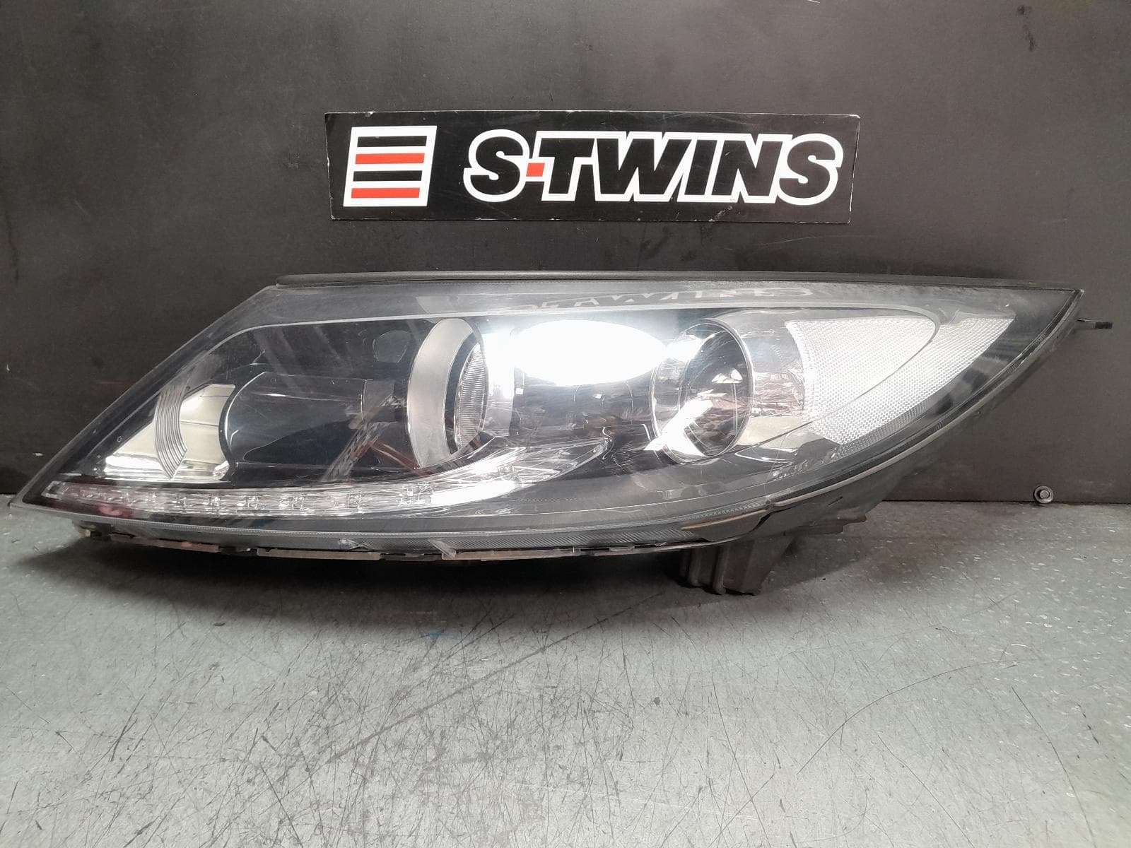 Used auto part listing image: 2013 KIA SPORTAGE LEFT HEADLAMP SL, SLi/Si PREMIUM, NON HID, W/ DAYTIME RUNNING LAMP TYPE, 06/13-10/15 0000377892